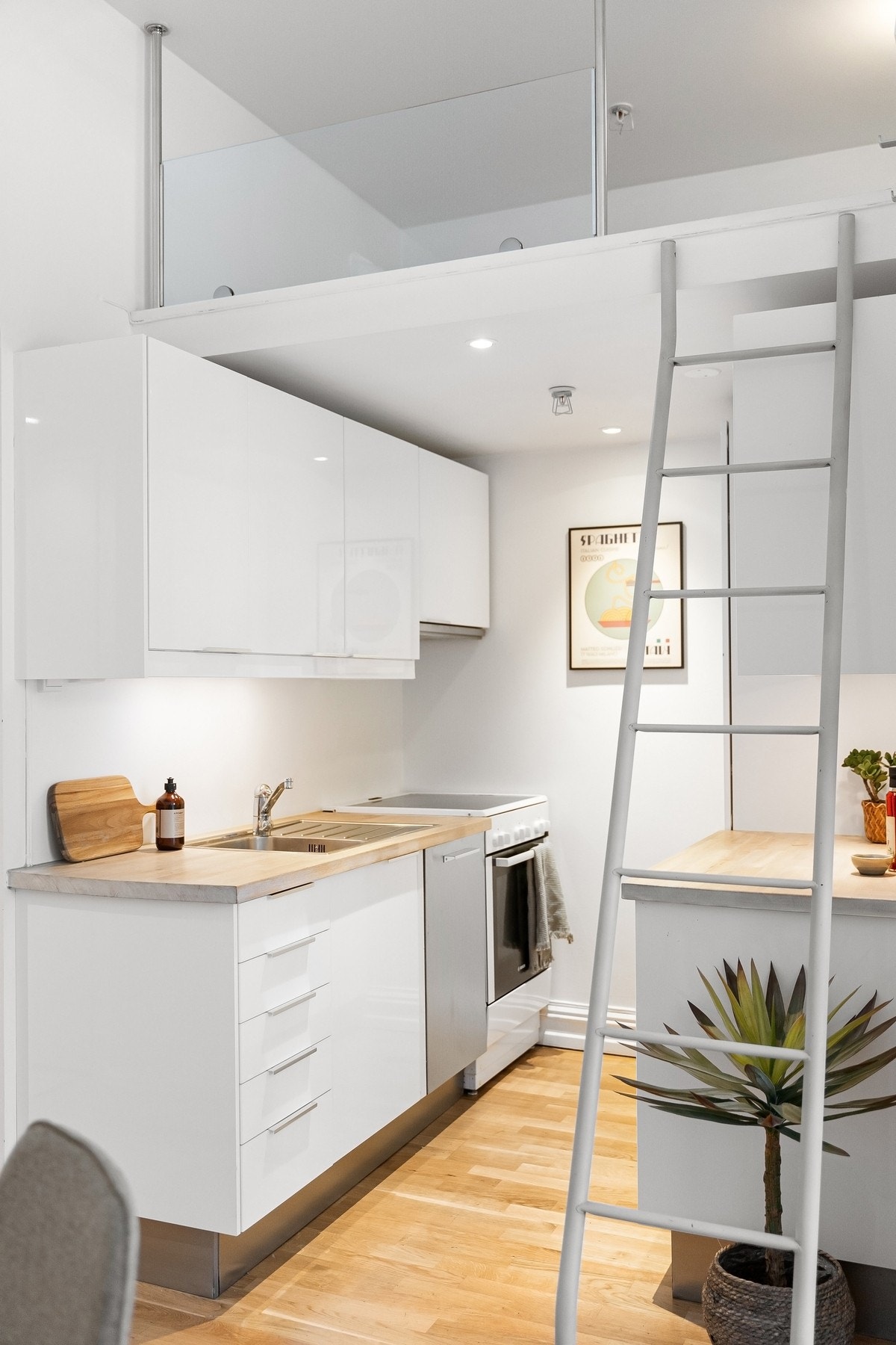 Over kjøkkenet er det tilrettelagt for en praktisk hems. Galleribilde