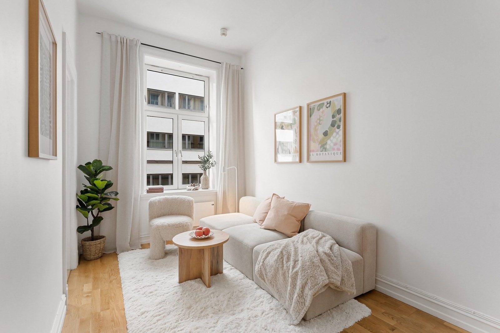 Delikat stue i lys palett hvor store vindusflater slipper inn rikelig med naturlig lys. Galleribilde