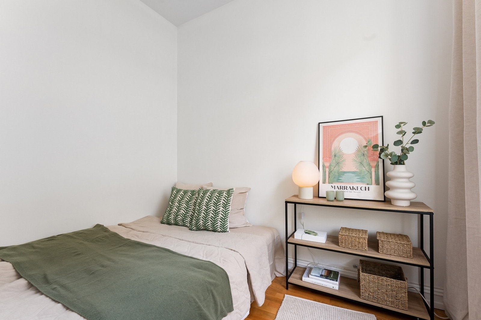 God plass til seng og oppbevaring. Galleribilde