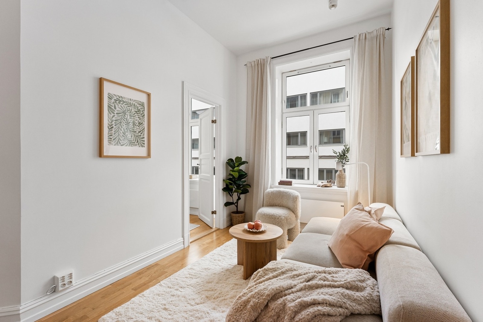 Fra stuen er det en praktisk skyvedør inn til soverommet. Galleribilde