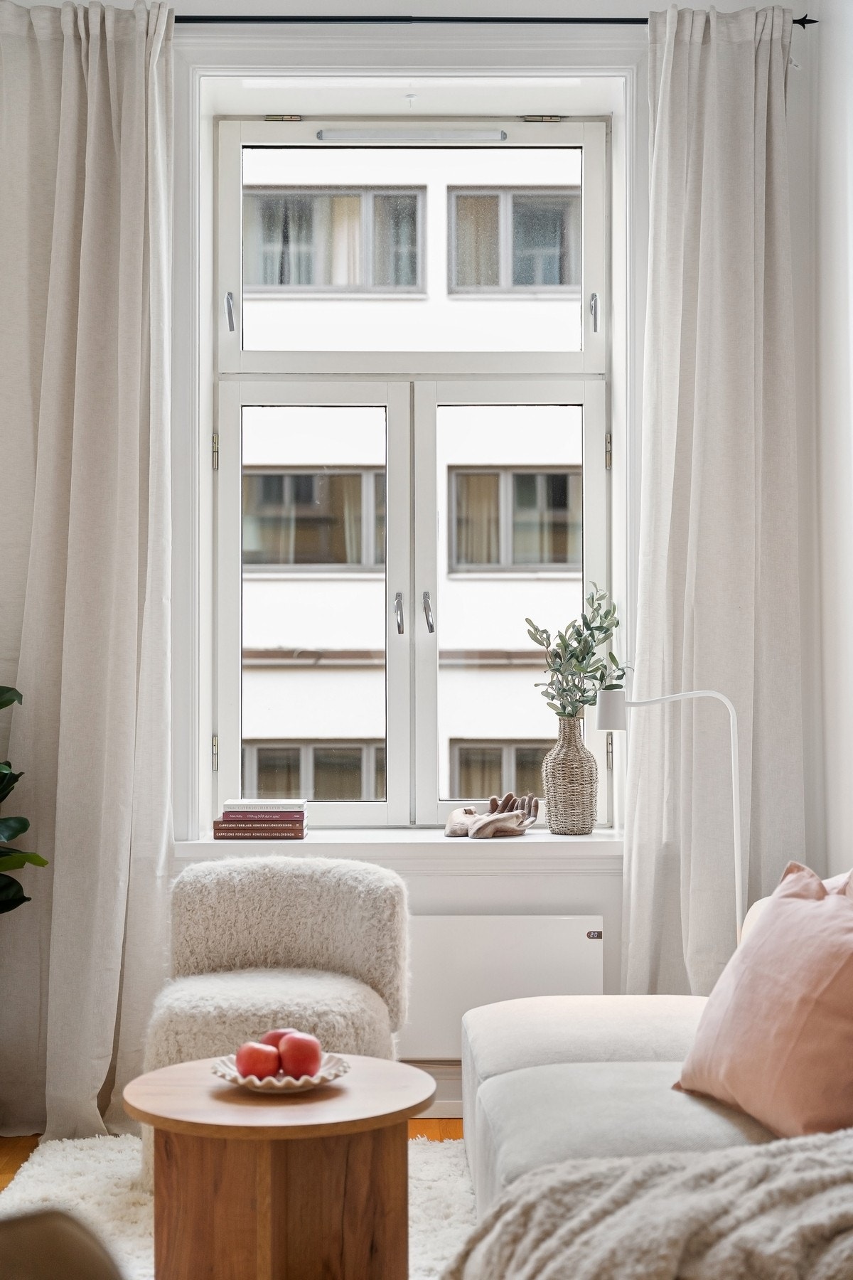 Med en god takhøyde på opptil 3 meter og trestavs eikeparkett, oppleves rommene som luftige og lyse. Galleribilde