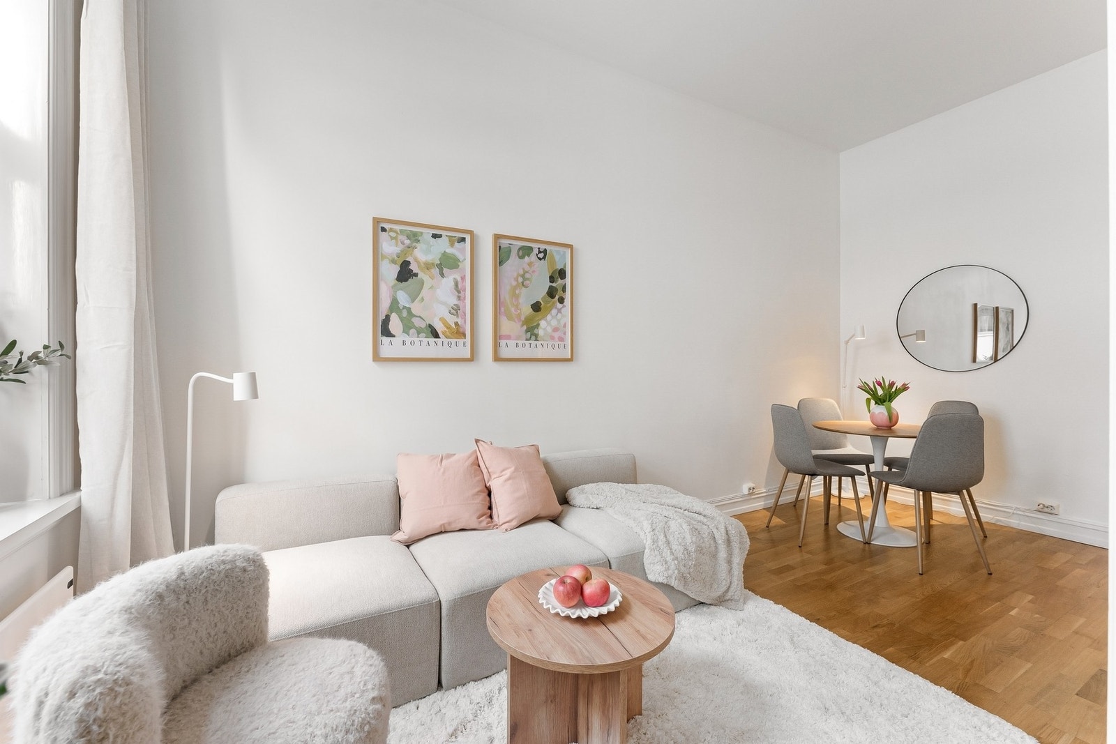 I stuen er det som for både sofalounge og spisebord. Galleribilde