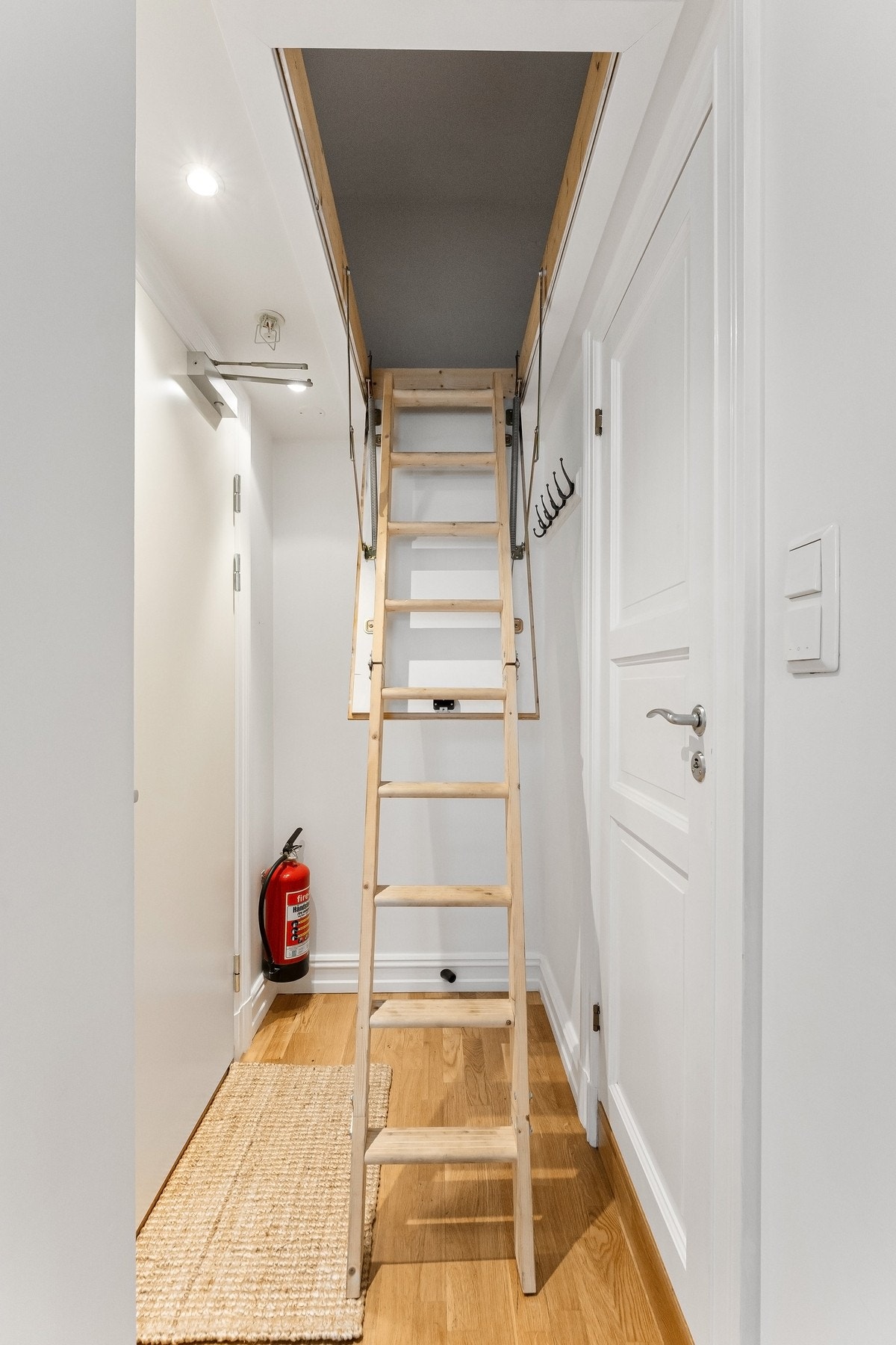 I hallen er det også en egen lagringshems og med leiligheten følger også en kjellerbod. Galleribilde