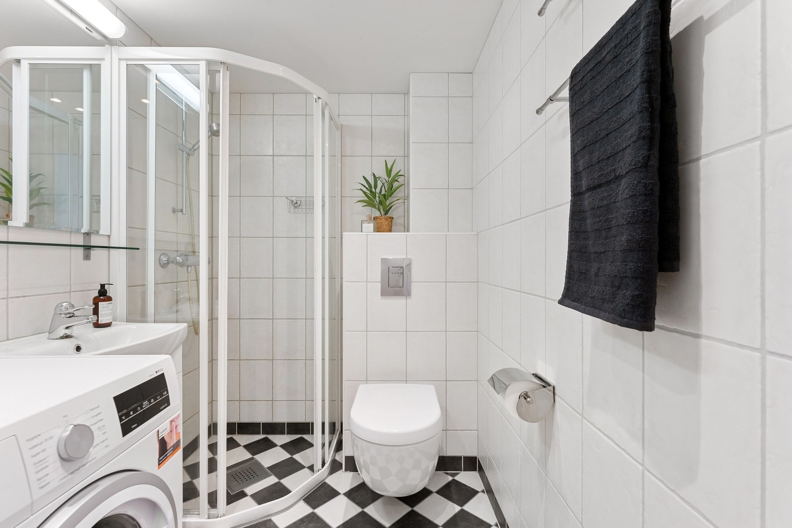 Innbydende baderom gulvvarme, romslig dusjplass og opplegg for vaskemaskin. Galleribilde