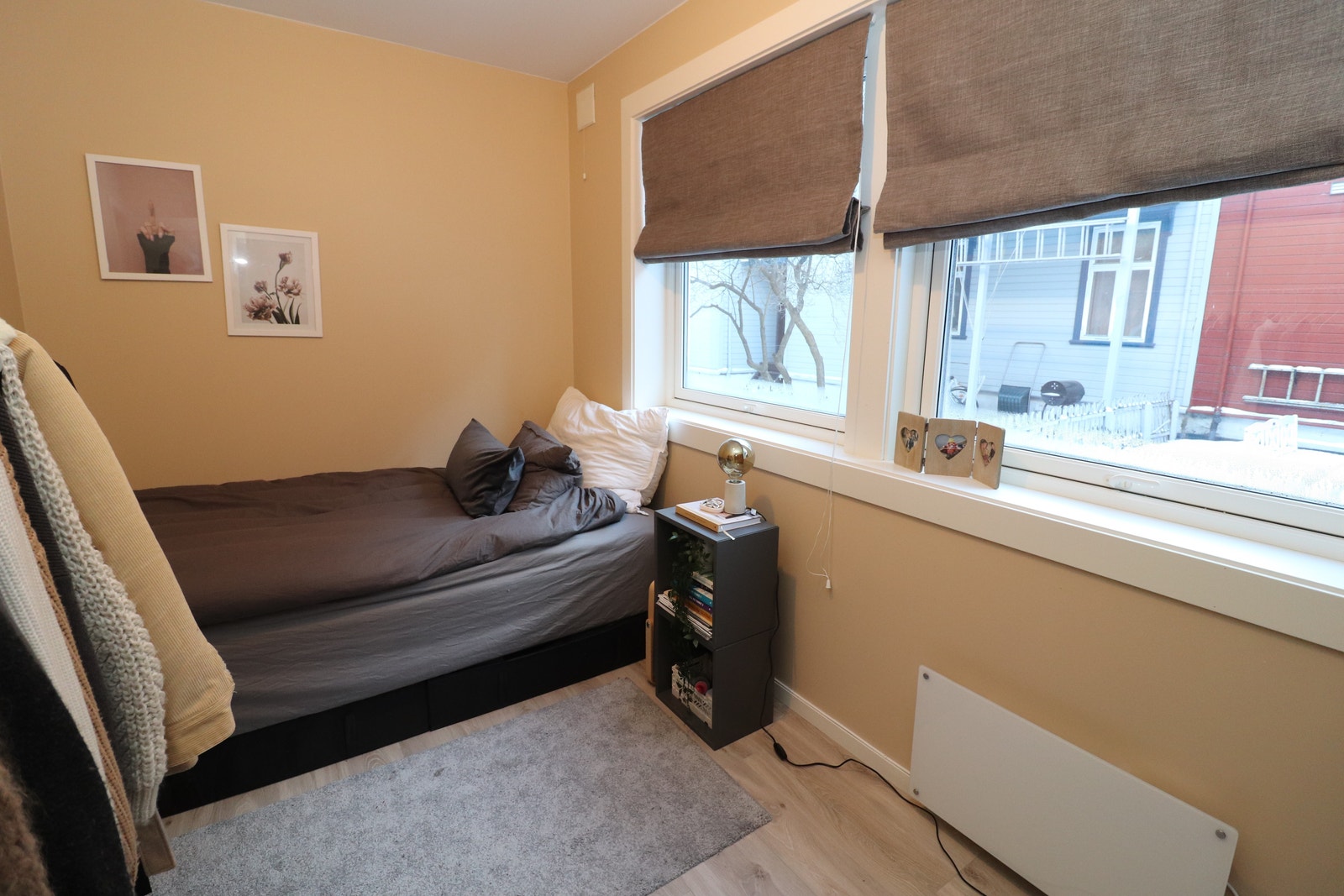 Sov 1. Begge soverommene har garderobeskap. Galleribilde