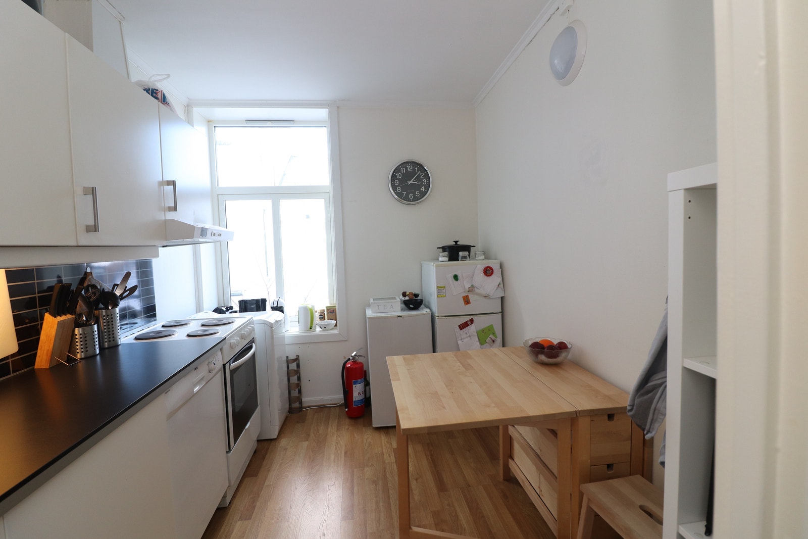 Viser spisebord på kjøkken. Bilde tatt før ny kjøkkeninnredning ble montert. Galleribilde