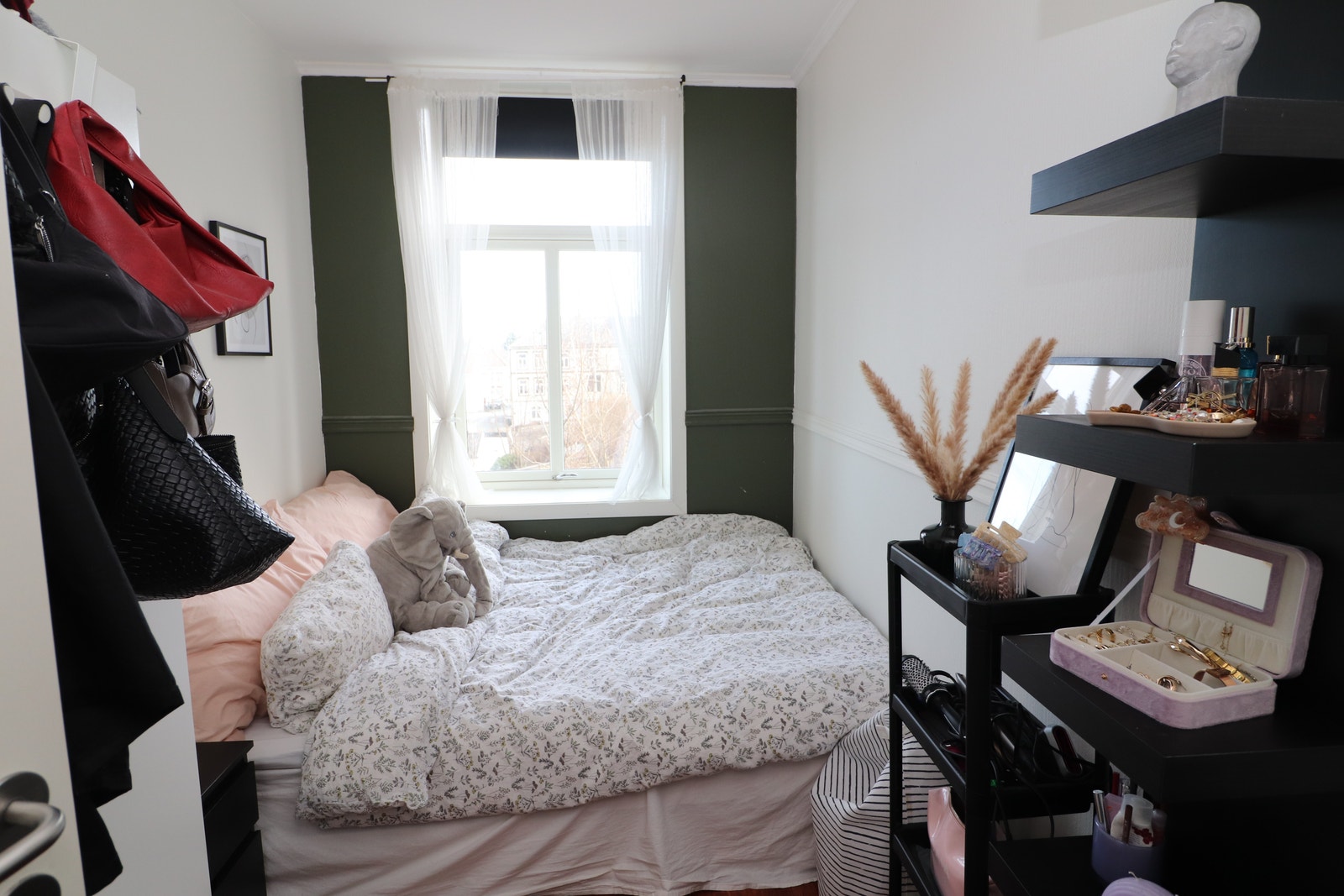 Sov 1. Begge soverom har garderobeskap Galleribilde