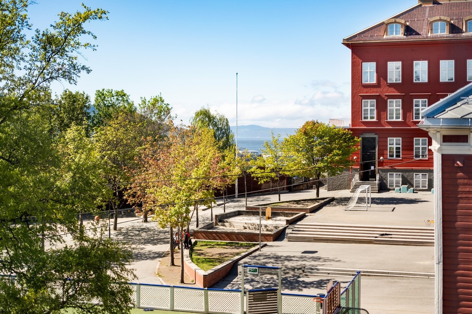 Her får du en koselig utsikt over skolegården og omgivelsene i nabolaget. Det er også utsikt til Trondheimsfjorden! Galleribilde