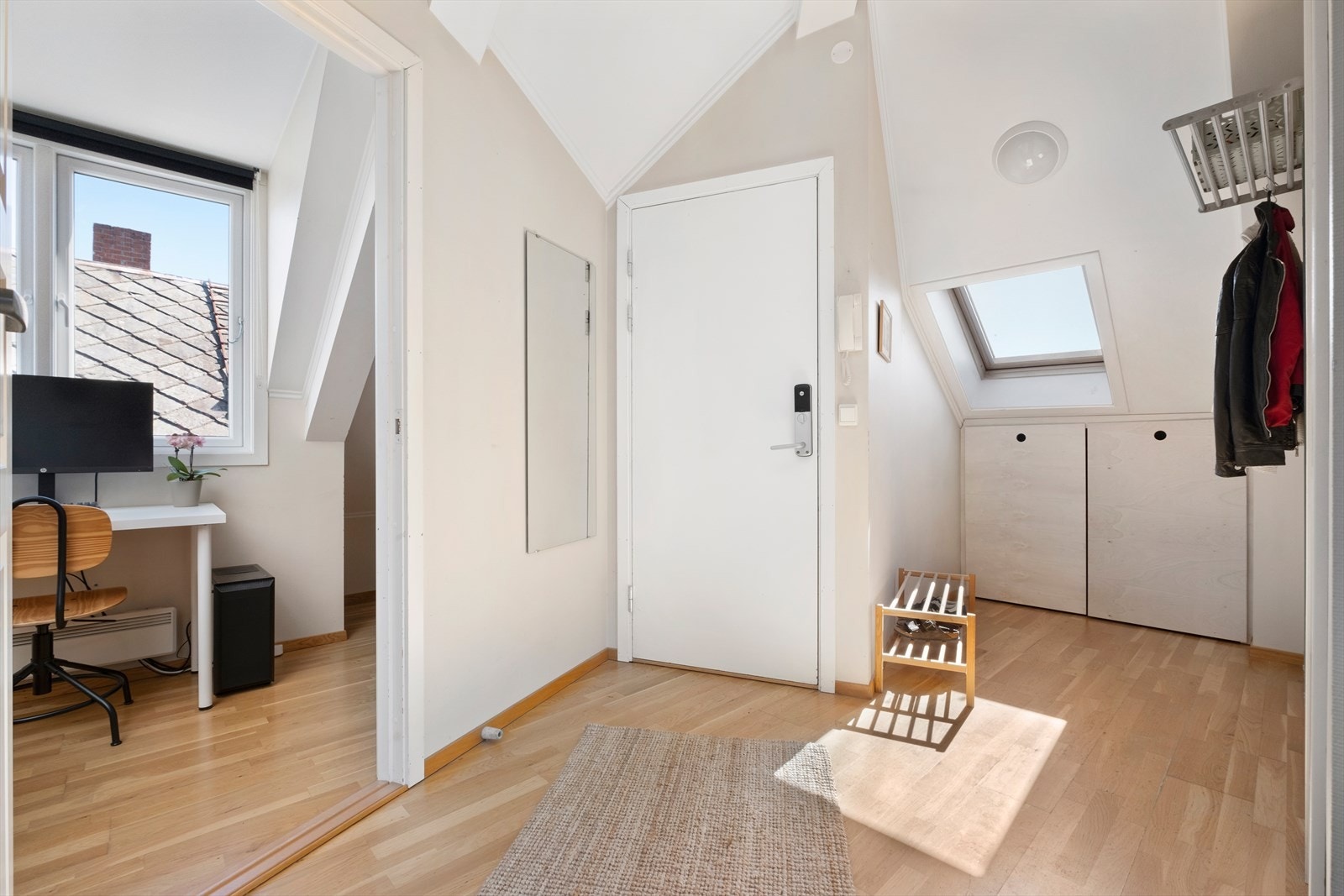 Entreen er på 4,8m² og byr på praktiske oppbevaringsløsninger for sko og yttertøy. Fra leiligheten får du "alt" av servicefasiliteter som dagligvare, treningsenter, kollektivforbindelser og fine tur- og parkområder innen gangavstand. Galleribilde