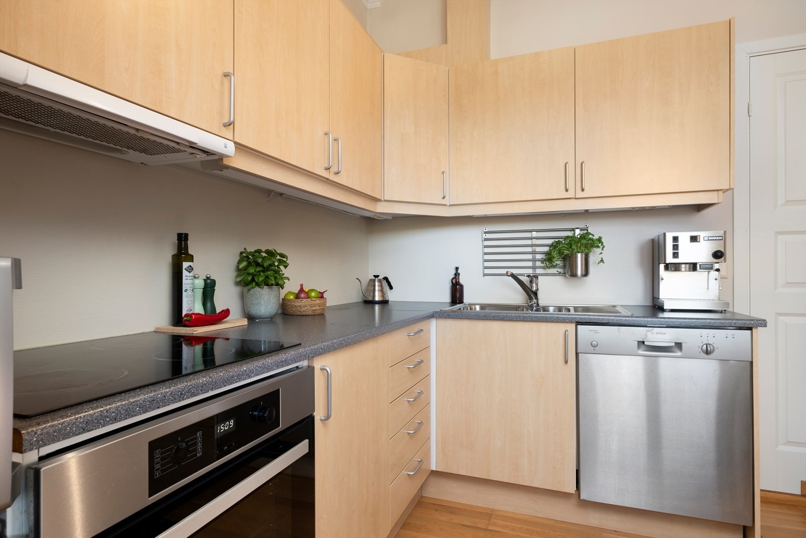 De månedlige felleskostnadene er på kr. 1.404,- og inkluderer blant annet kabel-TV/internett, byggforsikring, forretningsførerhonorar og diverse vedlikehold/drift iht. regnskap. Galleribilde