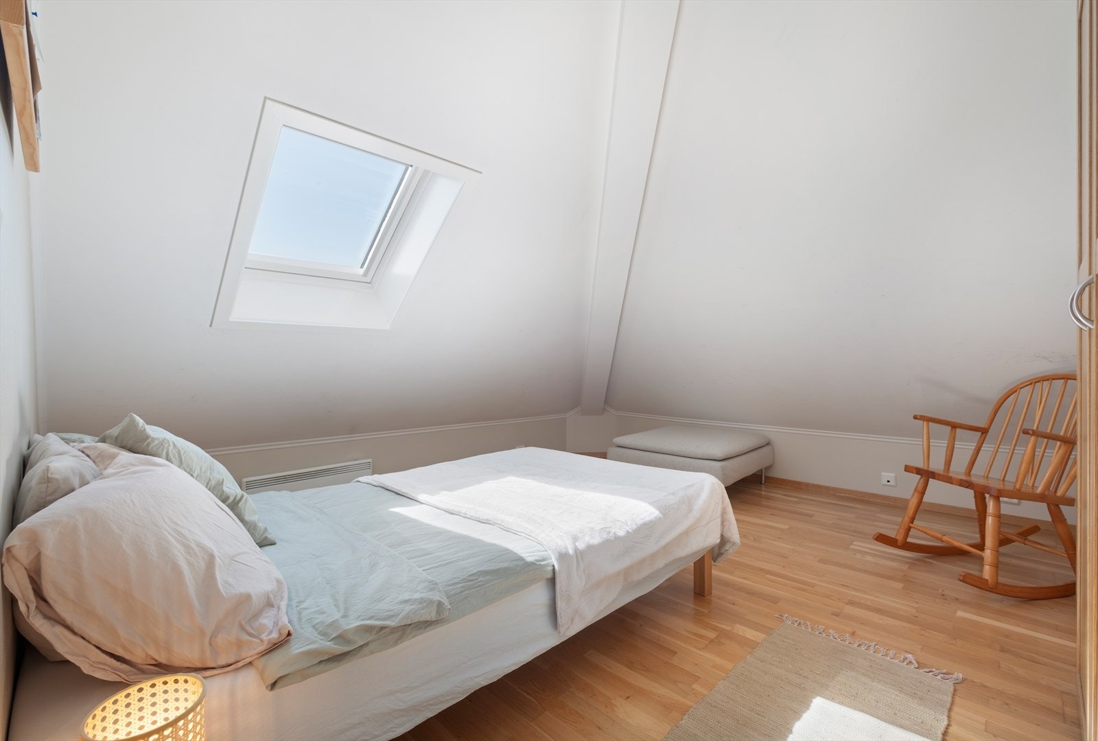 Soverommet har en praktisk utforming og ligger i tilknytning til entre og stue. Galleribilde