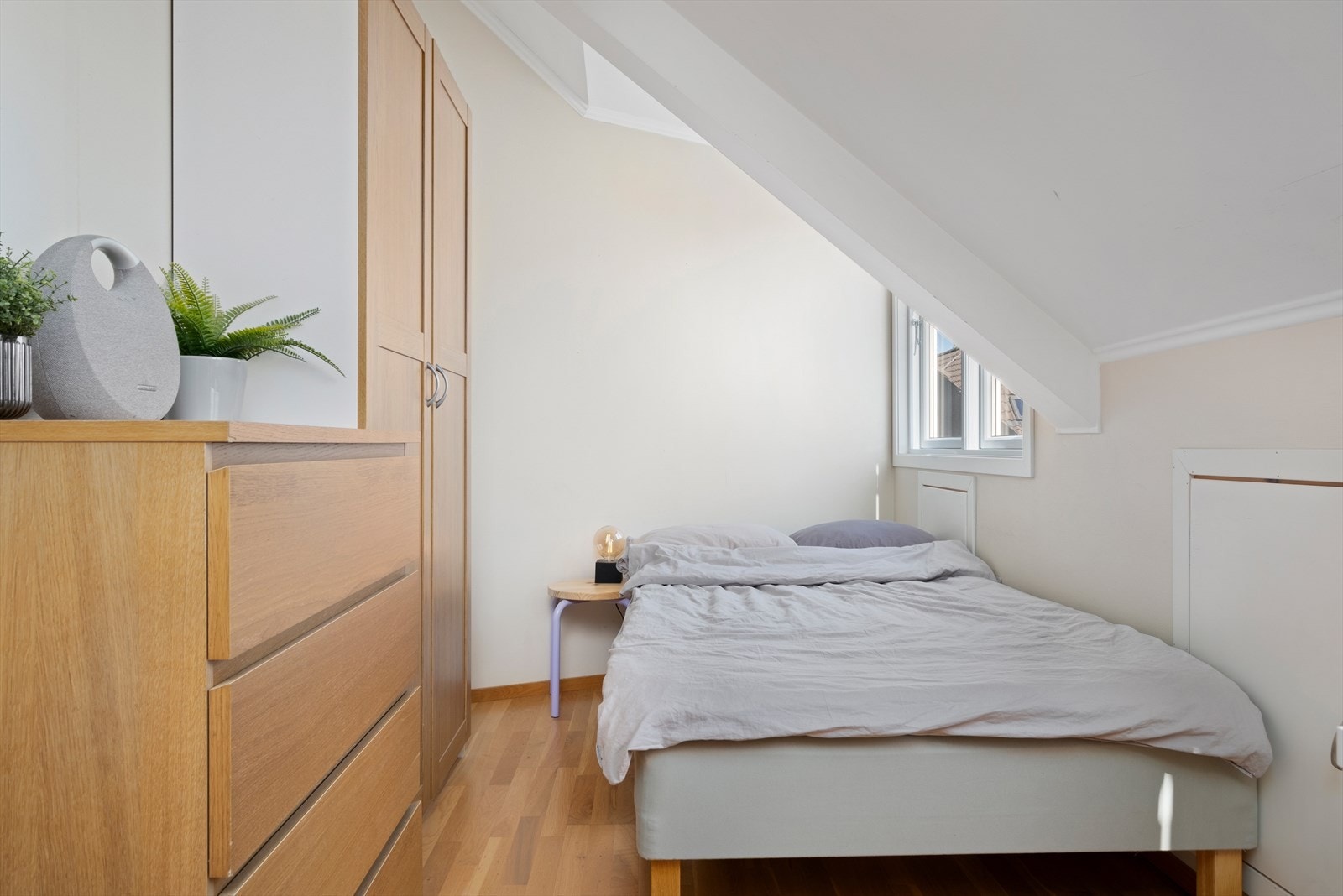 Rommets utforming gir muligehter for møblering etter eget ønske av seng, garderobeløsning og kontorpult. Galleribilde