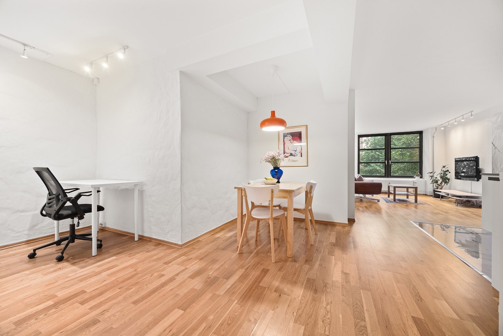 Rommets utforming gjør det enkelt å dele rommet opp i naturlige soner Galleribilde