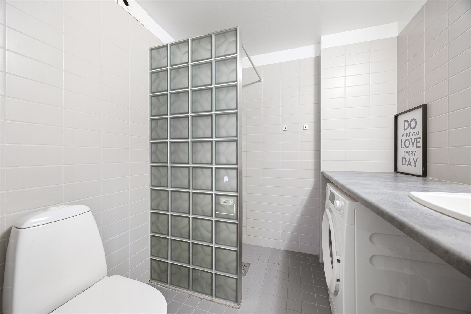 Badet er flislagt og har gulvvarme som gir ekstra komfort Galleribilde