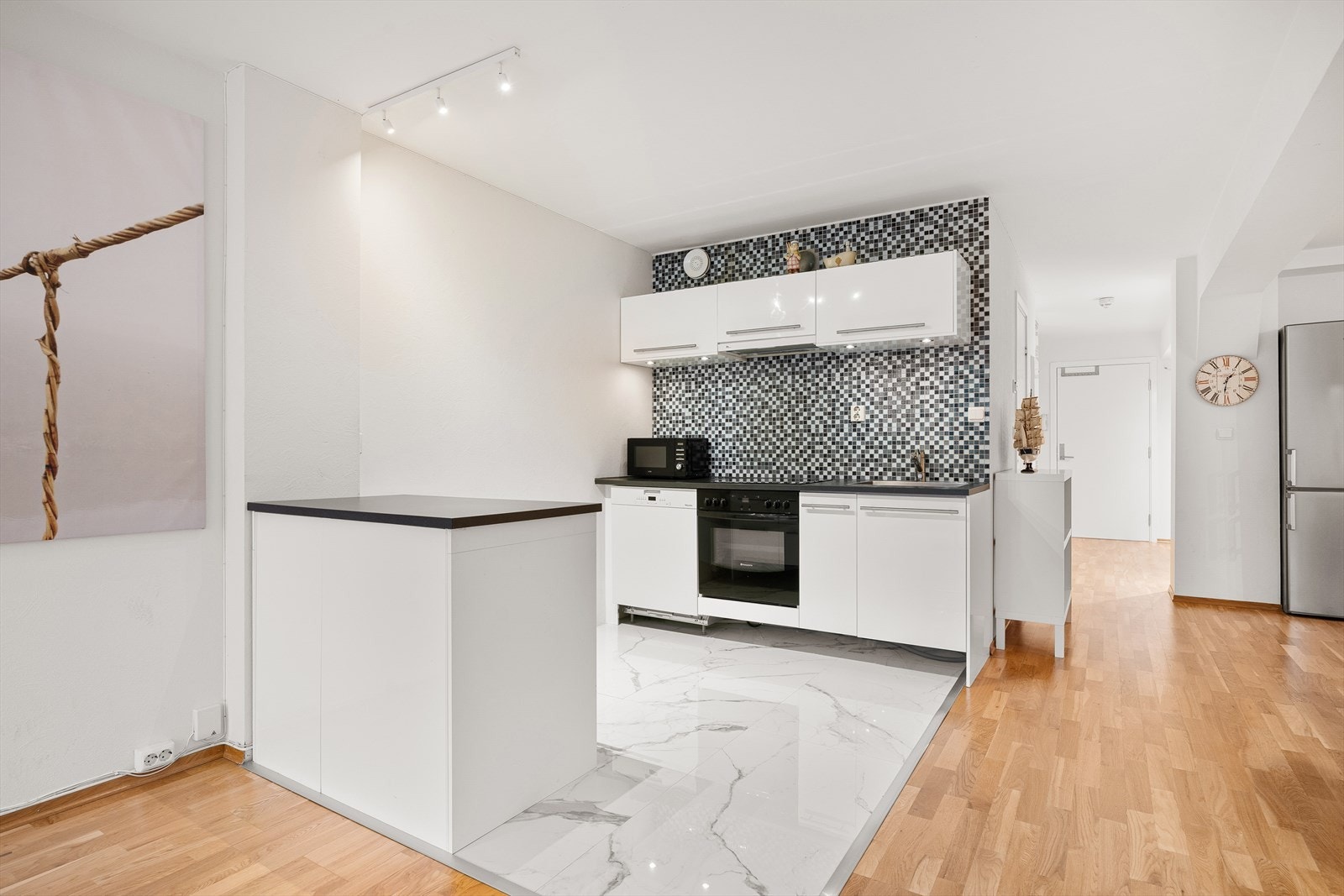 Åpen og praktisk kjøkkenløsning med et moderne og stilfullt design Galleribilde