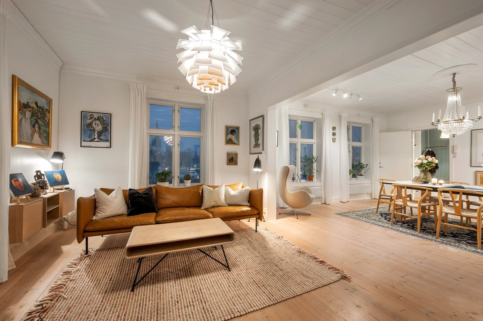 Leiligheten har en luftig og åpen løsning mellom stue og spisestue, samt en delvis åpen løsning med kjøkkenet. Takhøyden er generøs med sine 2,7m! Galleribilde