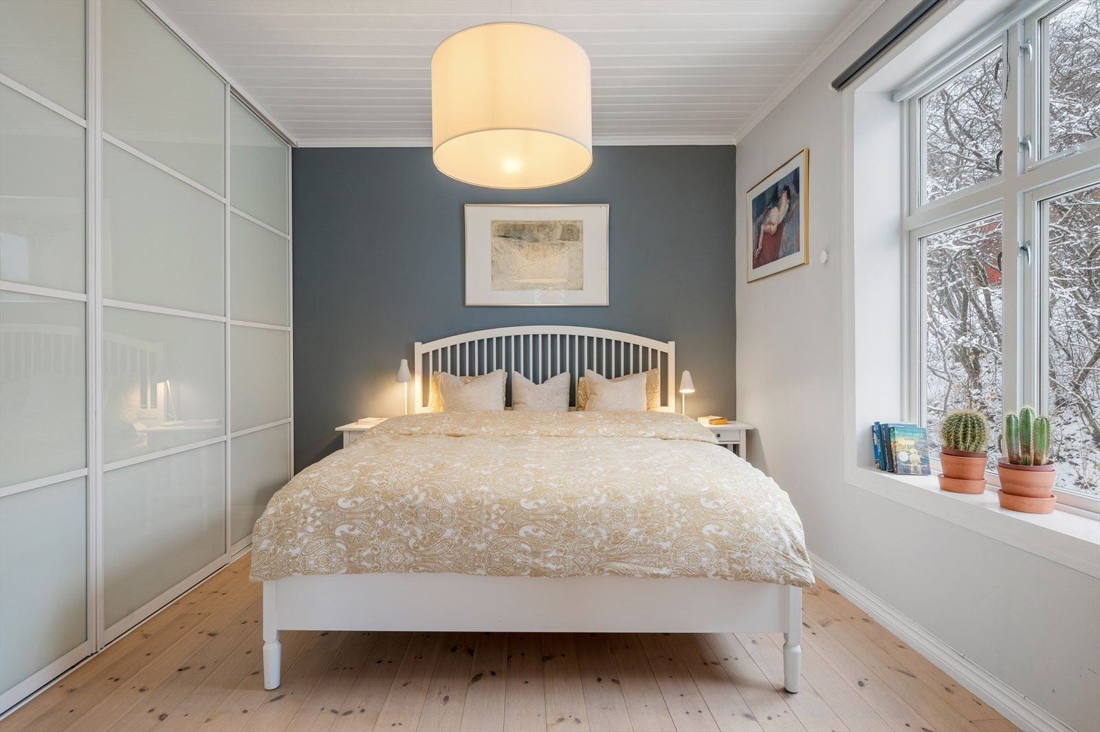 Første soverommet er på hele 16m² og byr på gode møbleringsalternativer samt en stor innebygd skyvedørsgarderobe. Galleribilde