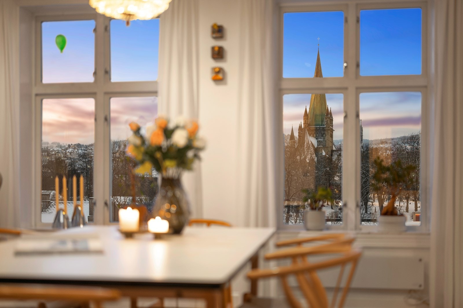 Her får du store og flotte vindusflater som byr på både rikelig med naturlig lysinnslipp og flotte utsiktsforhold. Glassene ble byttet i 2017 Galleribilde