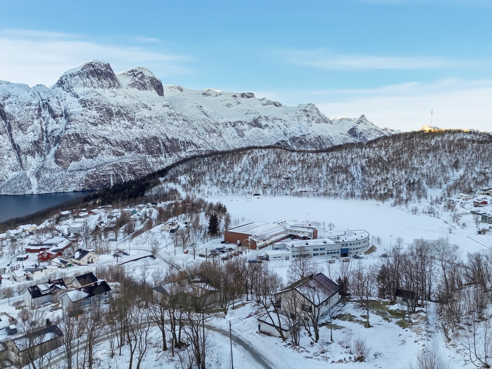 Her er det kort vei til både skole og barnehage, butikker og kun 5 min gange busstopp, samt fine turområder. Galleribilde
