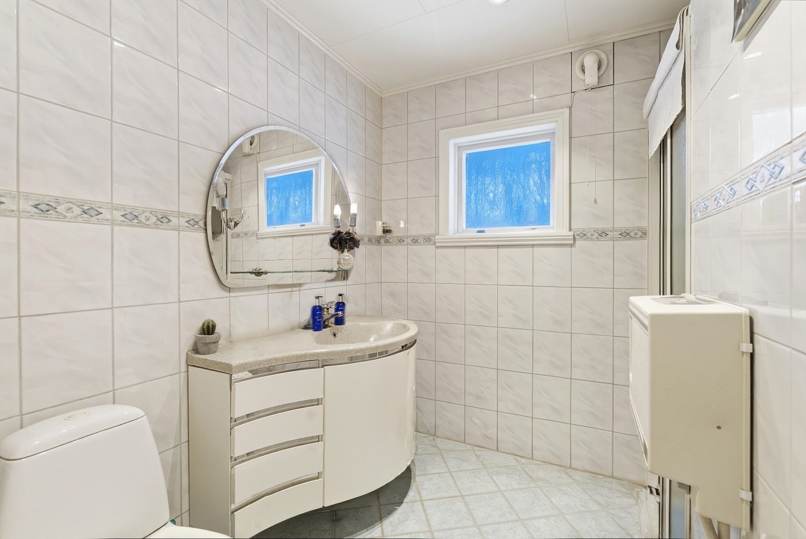 Bad 1/2. Flislagt bad av en fin størrelse. Innredet med dusjnisje, Tylø steamdusj og wc. Galleribilde