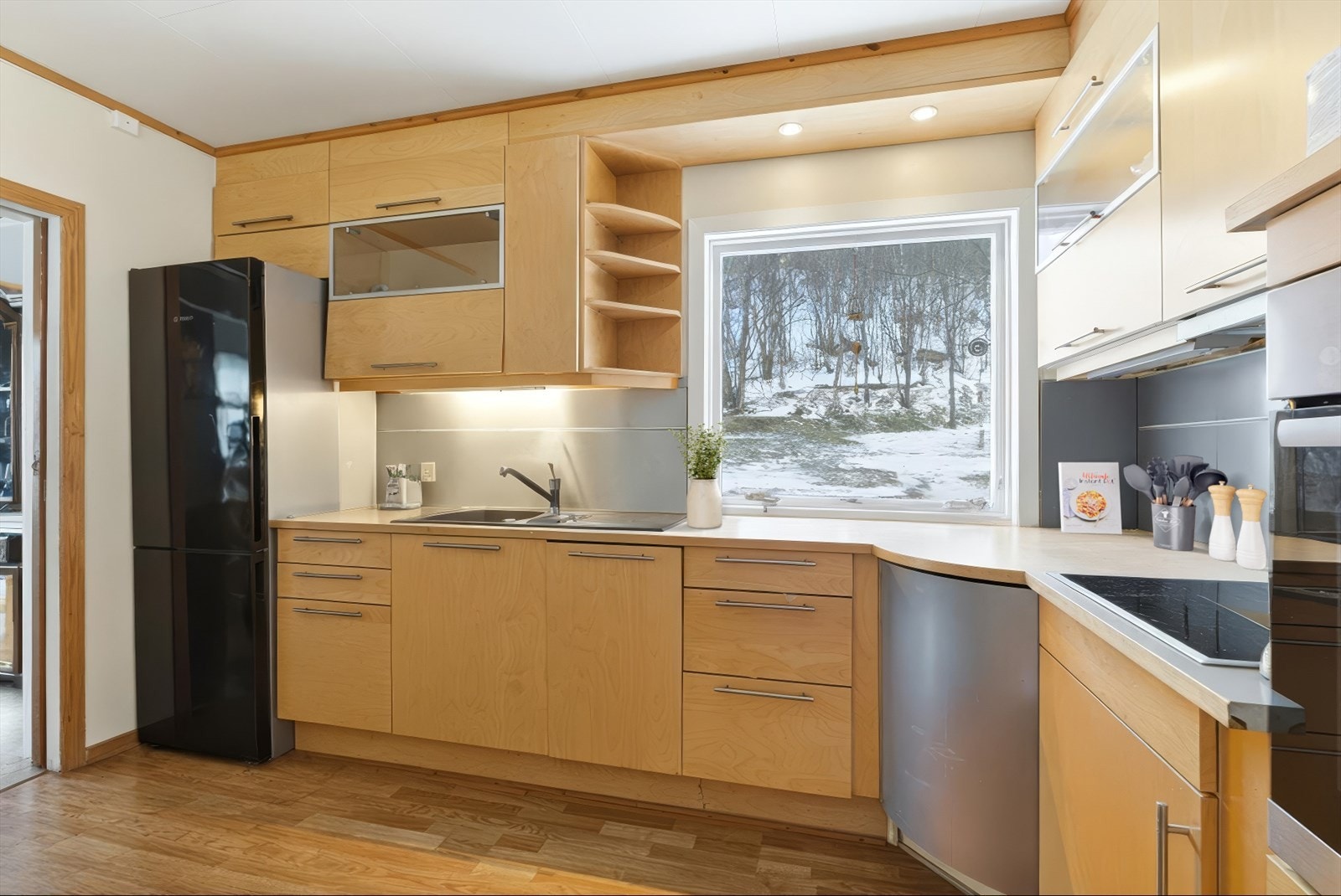 Kjøkken fra 2018 med takhøyde overskap som byr på gode oppbevaringsmuligheter. Galleribilde