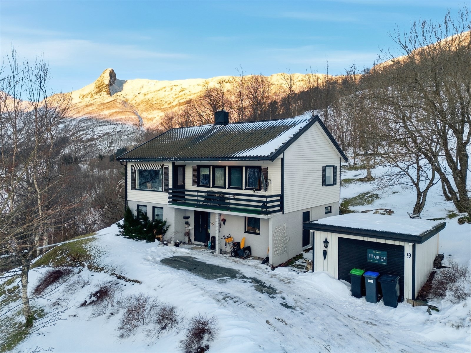 Eiendom med romslig hage og gode parkeringsmuligheter på tomt. Etablert elbil lader. Galleribilde