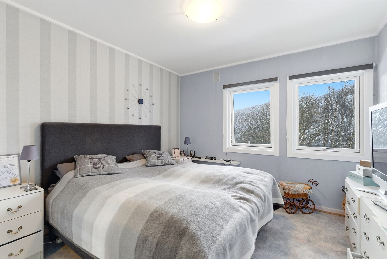 Hovedsoverom. Romslig innredet med stor skyvedørsgarderobe. Galleribilde