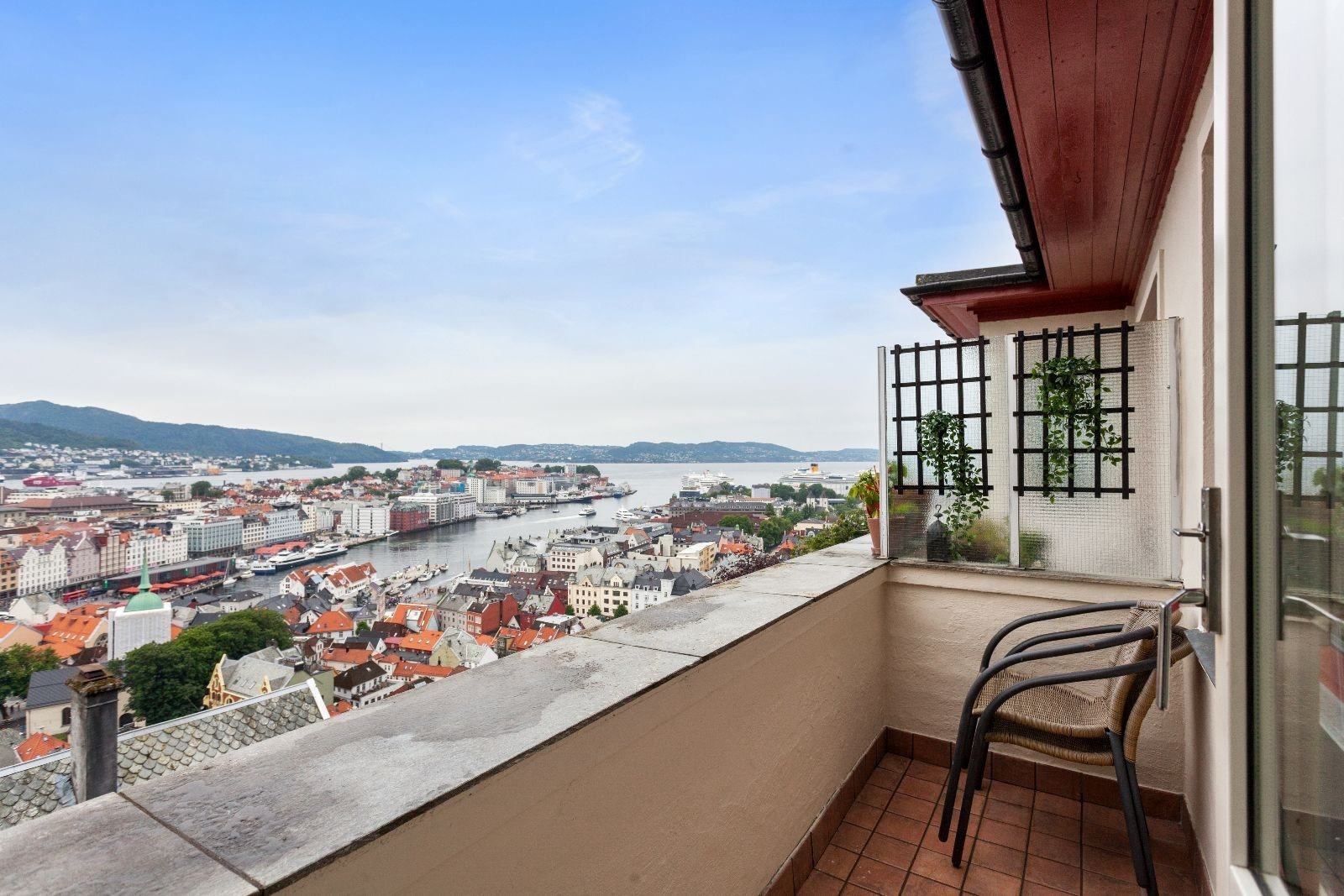 Balkong med panoramautsikt over Bergen Sentrum Galleribilde