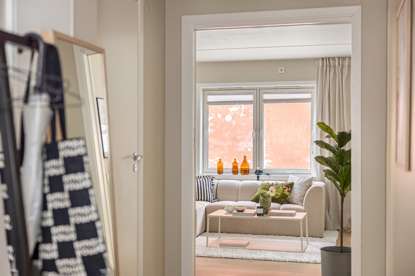 Når du entrer leiligheten, får du umiddelbart et positivt inntrykk av den fine leiligheten med sin gode oppgraderte standard. Leiligheten holder en gjennomgående god standard med pen enstavs laminat fra 2026 på gulv, glatte overflater malt i 2026 og skjul Galleribilde