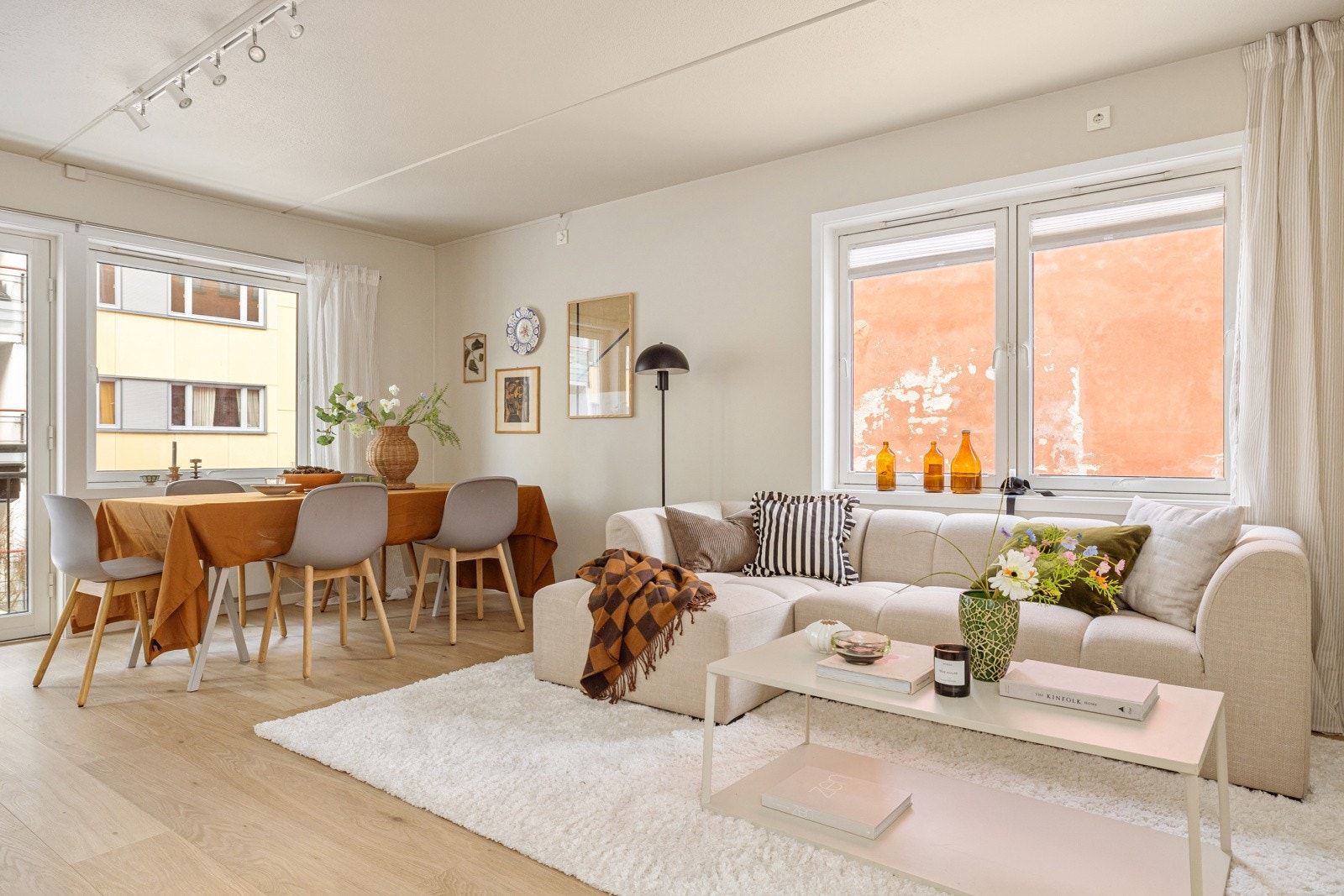 Beliggenheten på hjørnet av bygget med store vindusflater mot to ulike himmelretninger sørger for rikelig med naturlig lys. Galleribilde