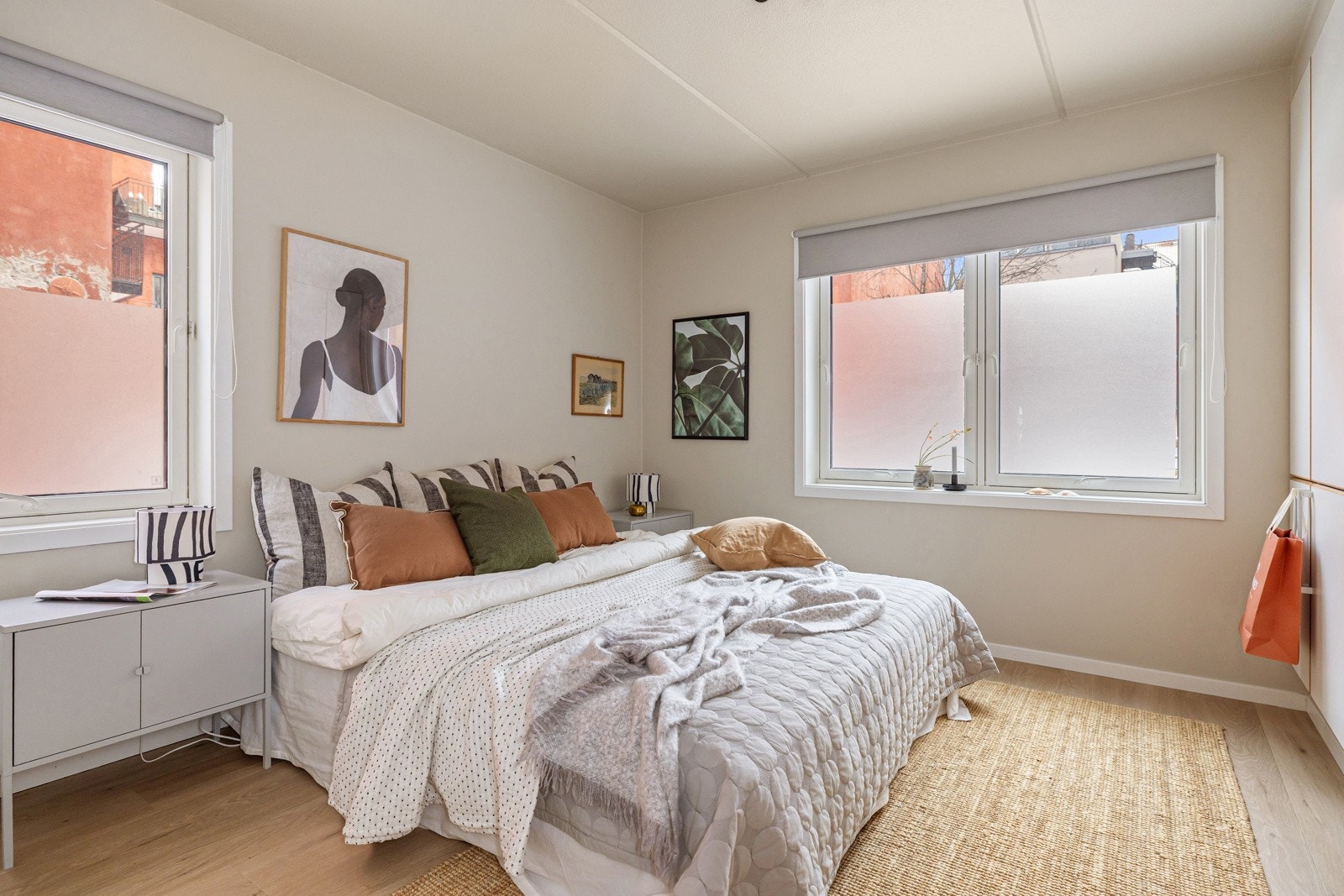 Soverommet har også fin hjørnebeliggenhet som sørger for flott lysinnslipp fra to ulike himmelretninger. Galleribilde