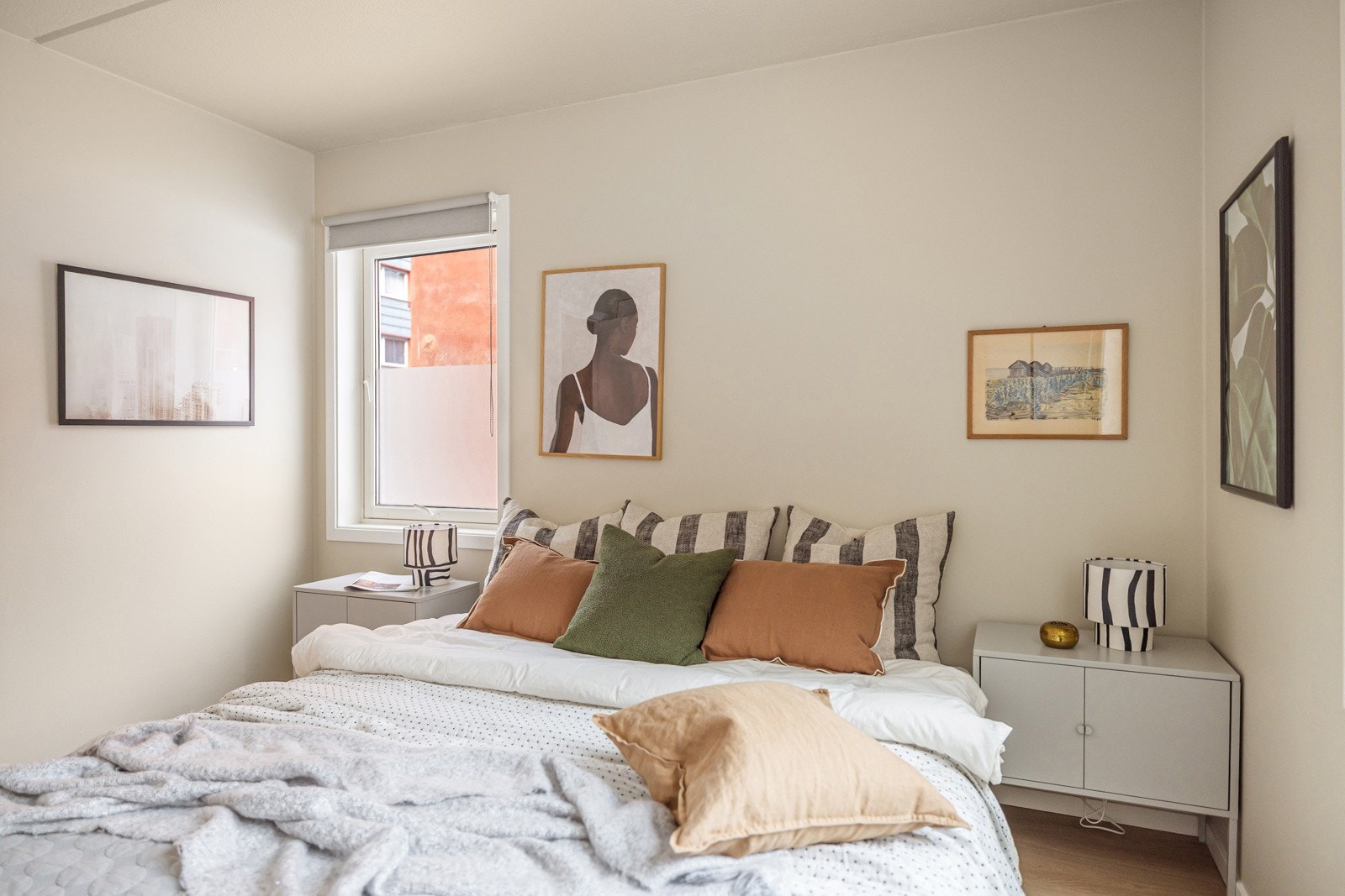 God standard med pen enstavs laminat fra 2026 på gulv, skjult elektrisk anlegg og glatte overflater malt i en lys farge i 2026. Galleribilde