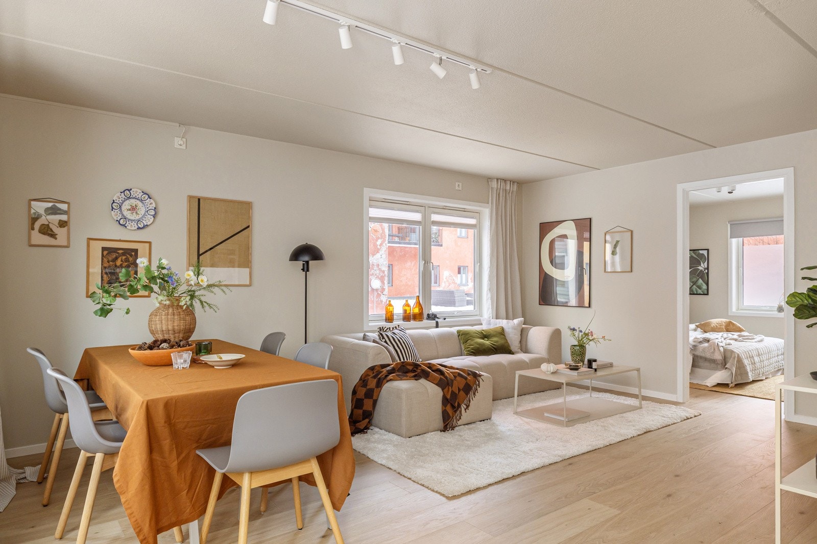 En stor, lys og fin 2-roms endeleilighet med god standard. Galleribilde