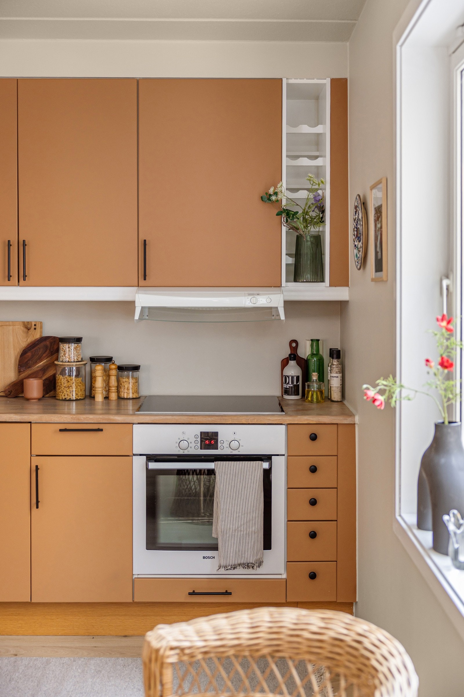 Kjøkkenet er utstyrt med medfølgende hvitevarer som nedfelt platetopp, integrert stekeovn og oppvaskmaskin. Galleribilde