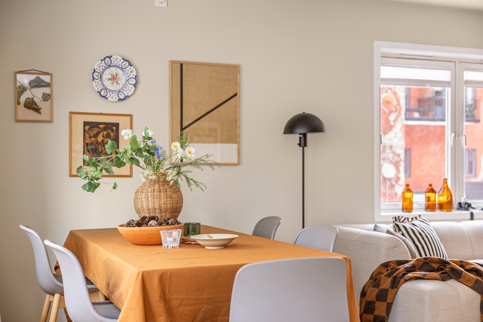 God standard med pen enstavs laminat fra 2026 på gulv, skjult elektrisk anlegg og glatte overflater malt i en lys farge i 2026. Galleribilde