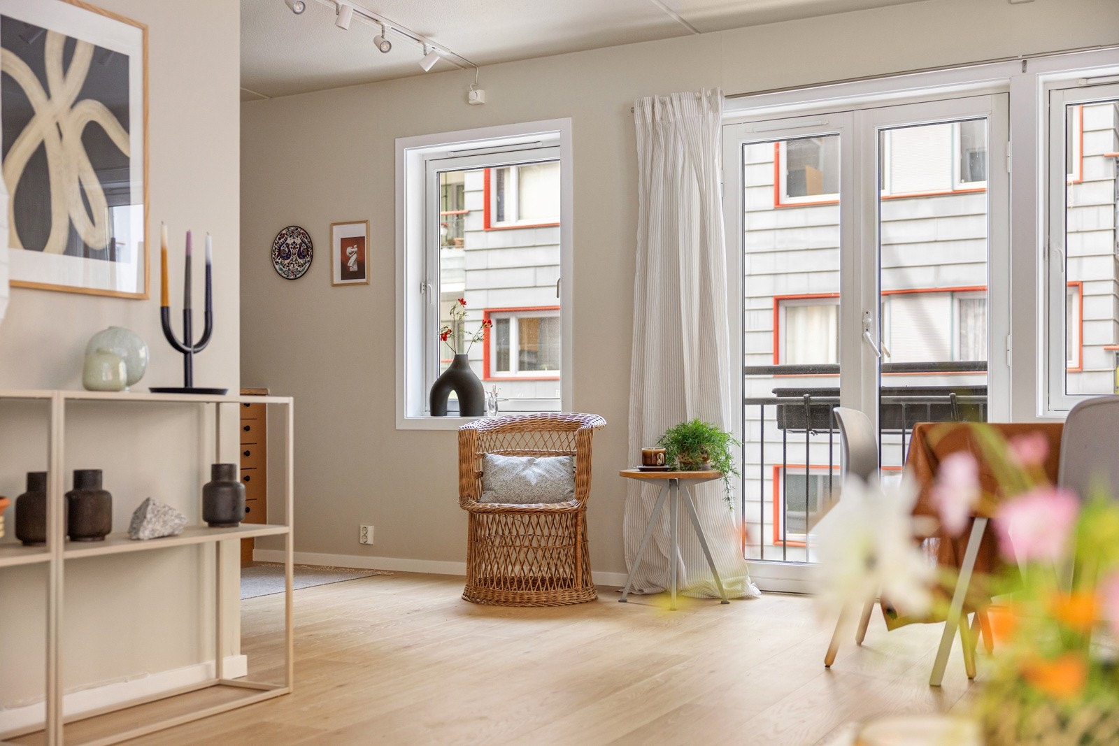 I stuen er det også doble dører ut til en fransk balkong som bidrar til en luftig romfølelse. Galleribilde