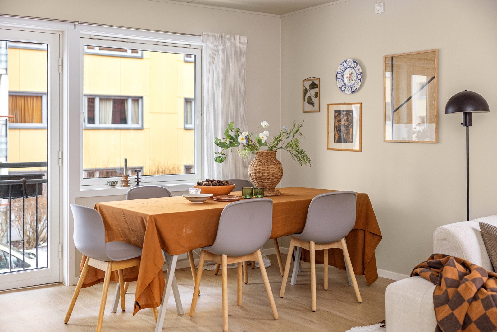 Alle vinduene i leiligheten har fine brede vinduskarmer som er perfekte for planter og dekor. Galleribilde