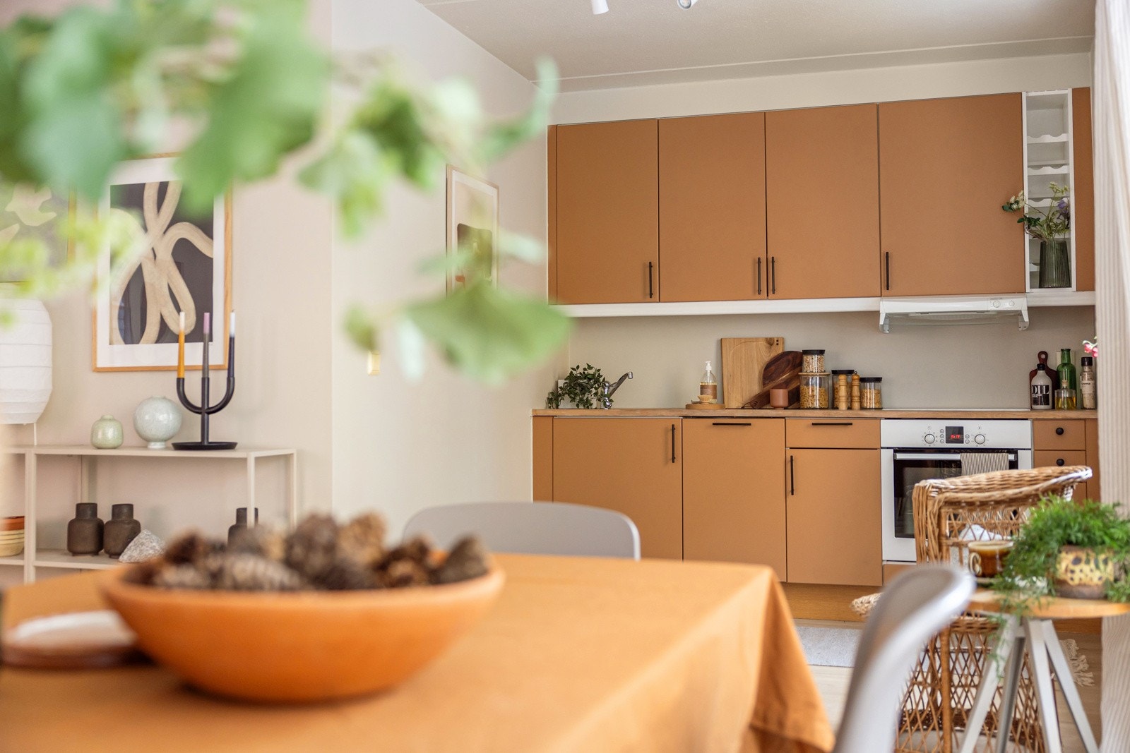 Kjøkkenet ligger i en fin og sosial åpen løsning med spisestuen, samtidig naturlig adskilt fra stuen. Galleribilde