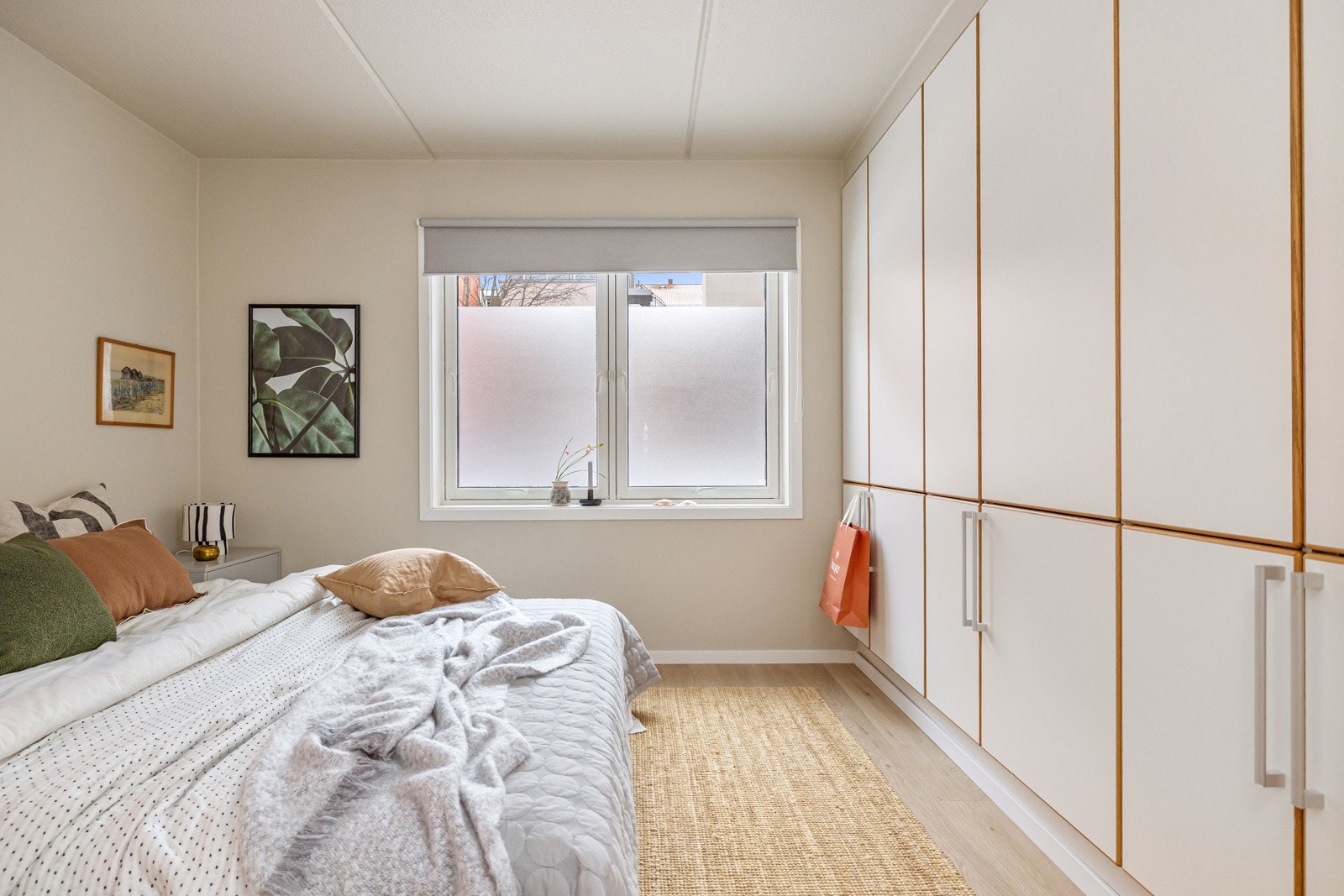 På soverommet er det god plass til dobbeltseng med tilhørende nattbord. Galleribilde