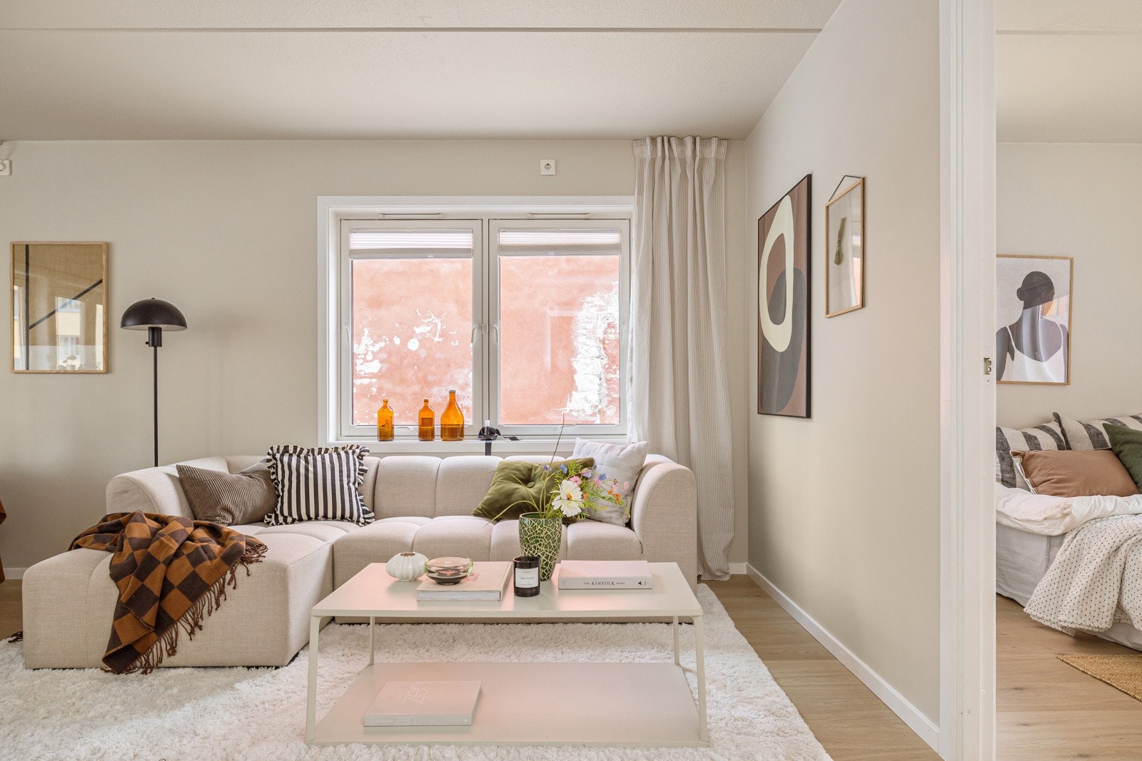 Leiligheten ligger på enden av bygget, og har en god planløsning med store vinduer mot til sammen tre ulike himmelretninger. Galleribilde