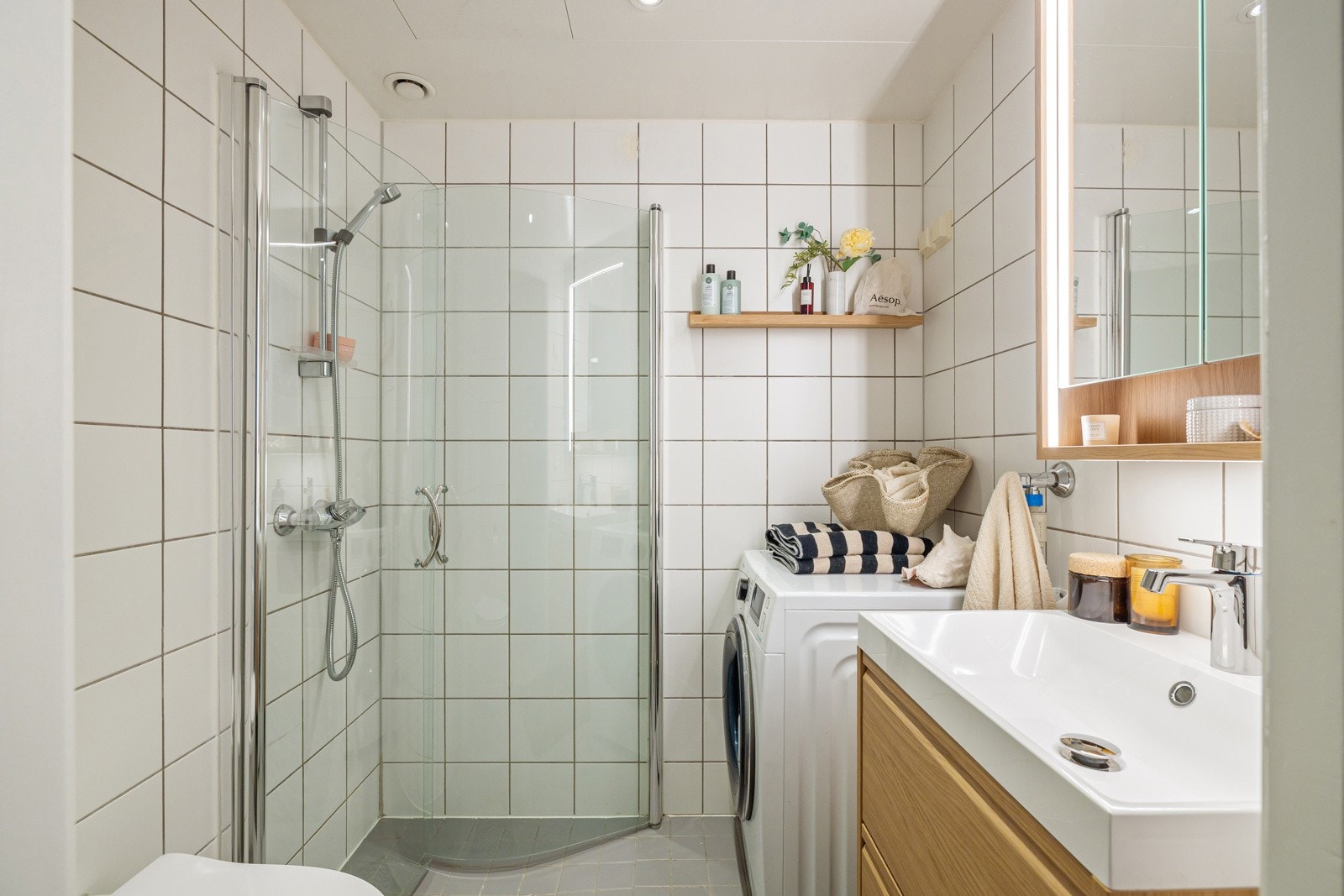 Leiligheten har et lyst og tidløst flislagt baderom fra byggeåret. Baderommet har lyse fliser på gulv og vegger, deilig gulvvarme, downlights i himlingen og mekanisk avtrekk. Galleribilde