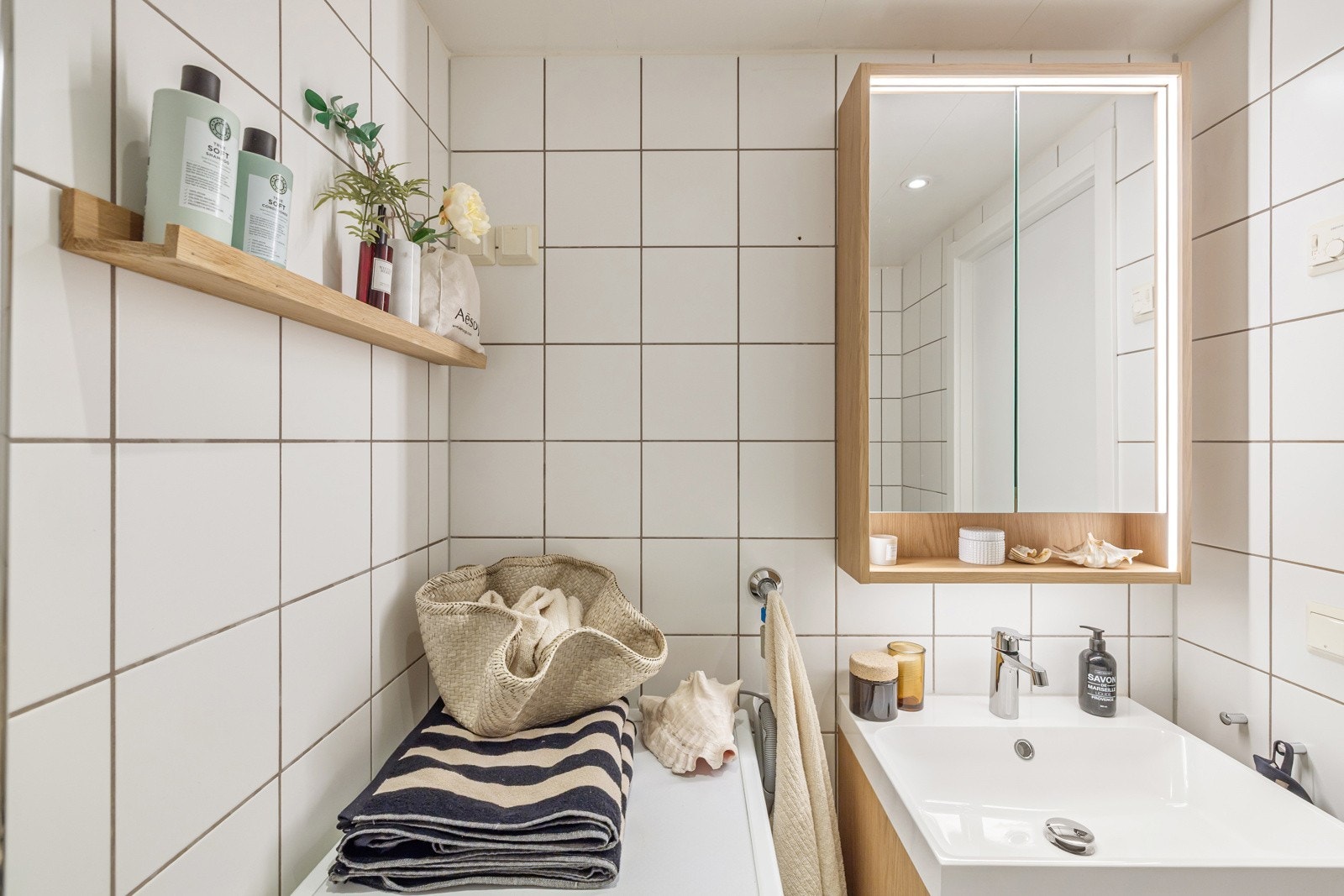 I hjørnet er det plass og opplegg for vaskemaskin, samt tørketrommel over om ønskelig. Galleribilde