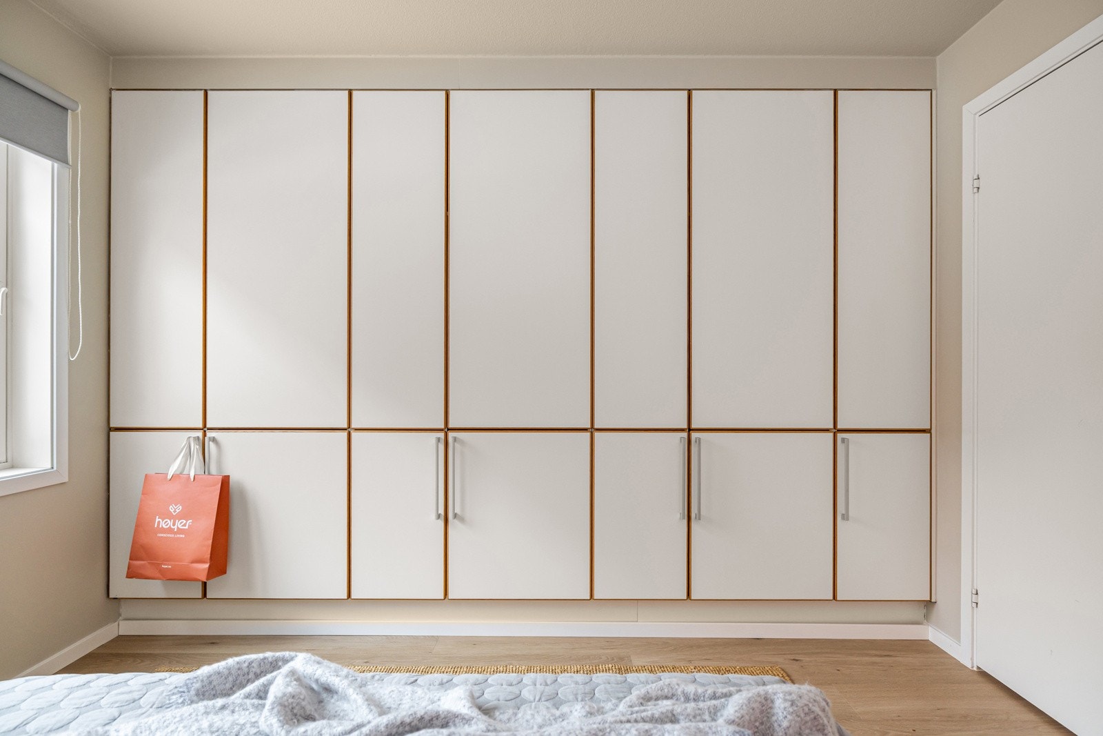 Rikelig med oppbevaringsplass i flere garderobeskap som medfølger i handelen. Galleribilde