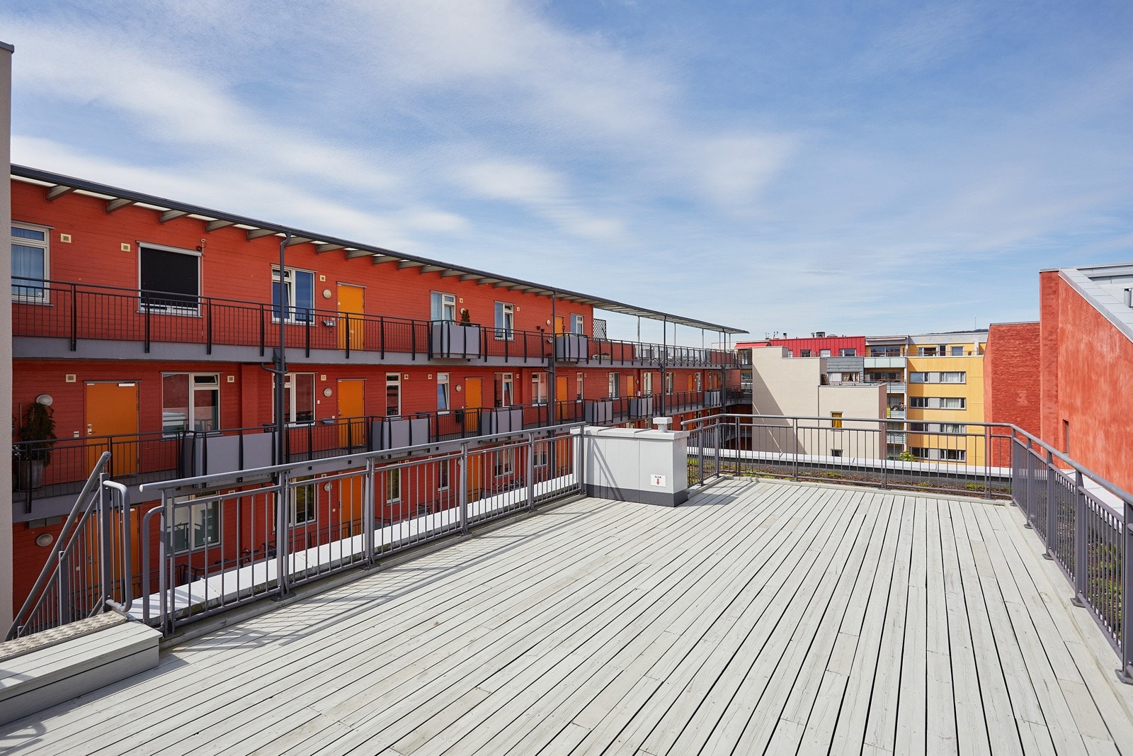 Som beboer har du også tilgang til felles fasiliteter som takterrasse, sykkelbod og smørebod. Heis i bygget. Galleribilde