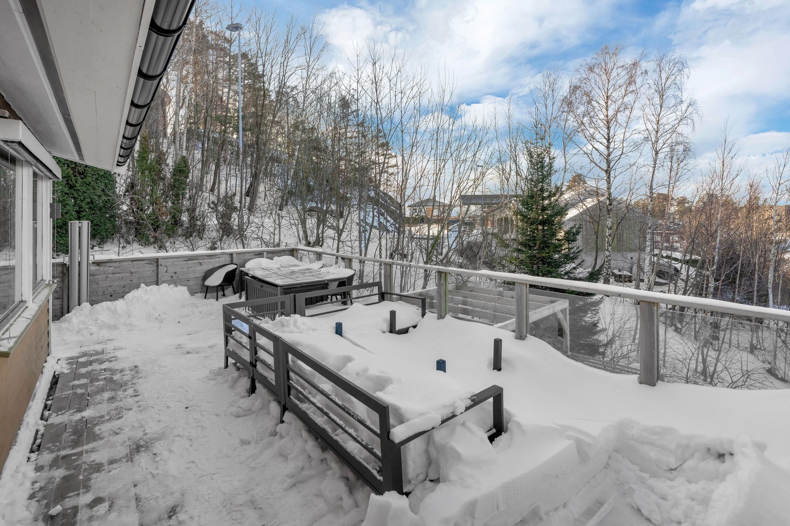 Skjermet og romslig uteområde med god plass til utemøbler Galleribilde