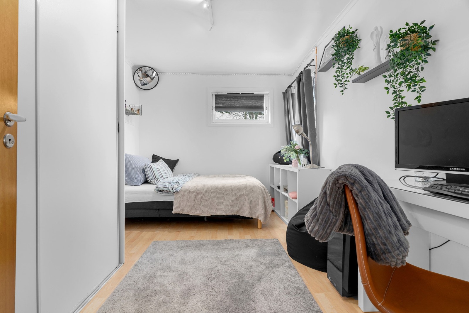 Romslig soverom med god oppbevaring og plass til arbeidsområde Galleribilde