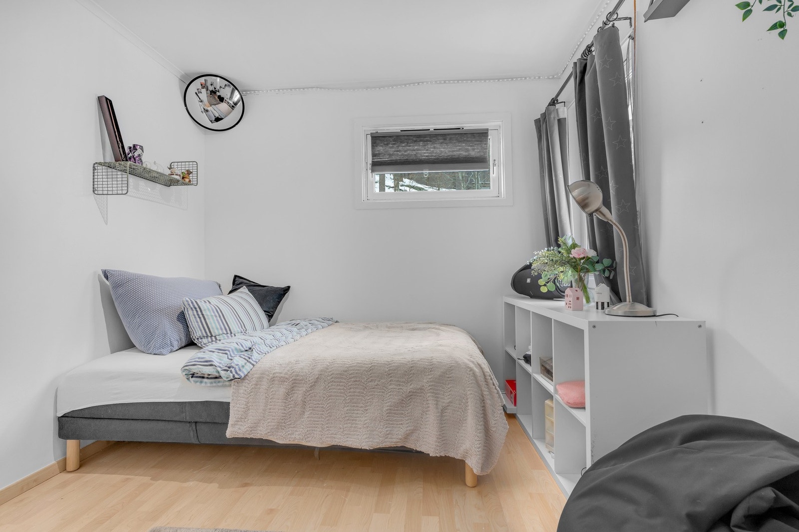 Koselig rom med fleksibel møblering og plass til oppbevaring Galleribilde