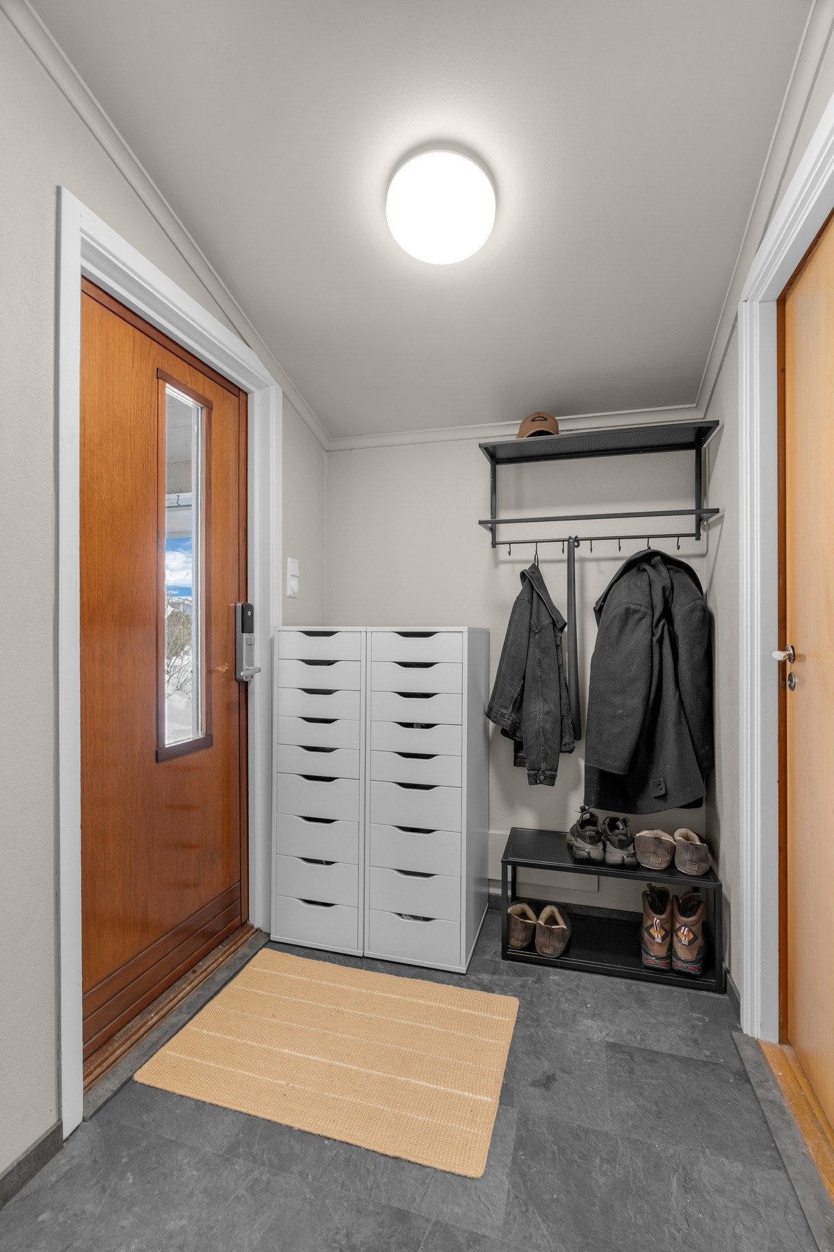 Entré med god plass til garderobeoppheng, inngang til bod Galleribilde