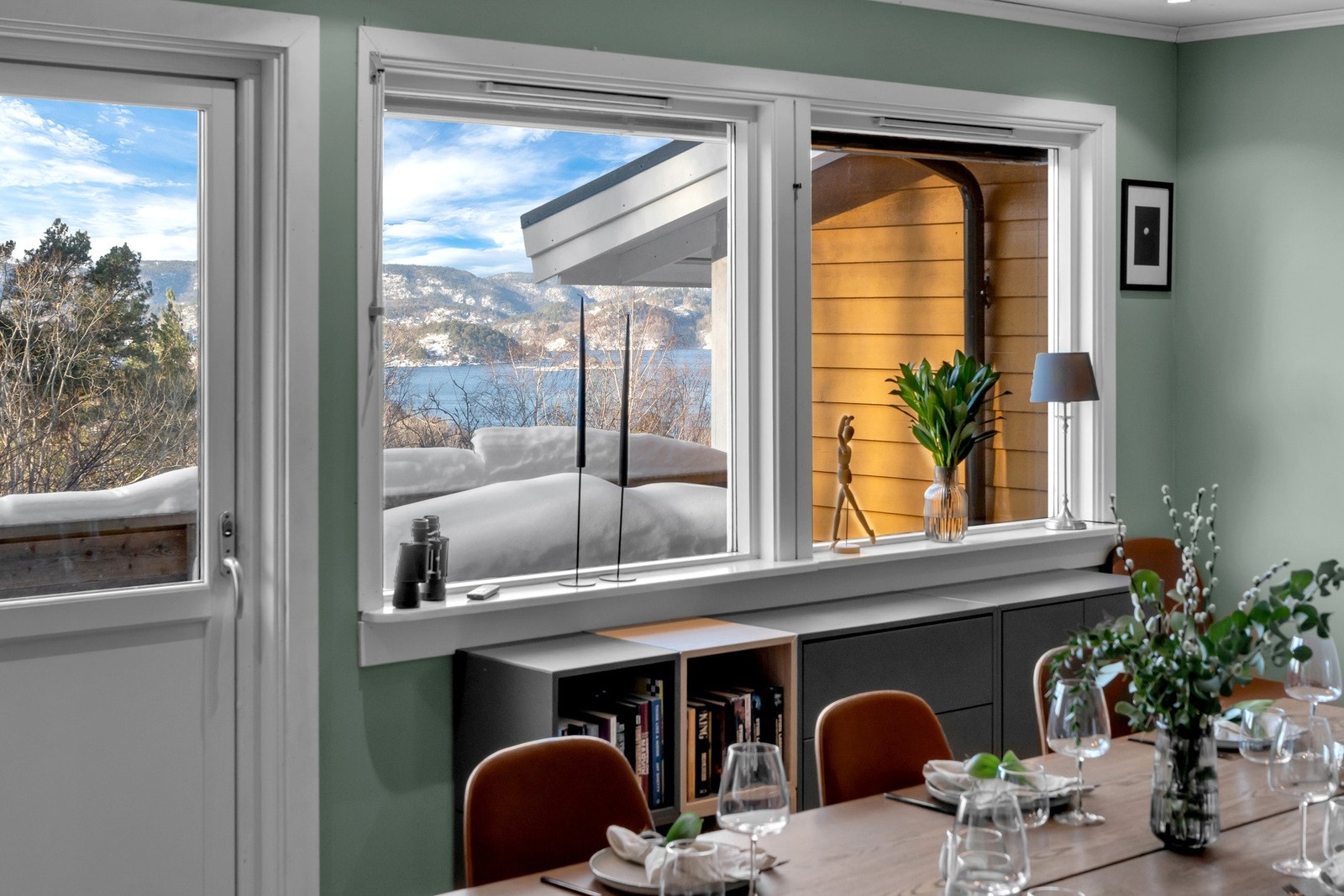 Spisestue med rikt lysinnfall, downlights i tak Galleribilde