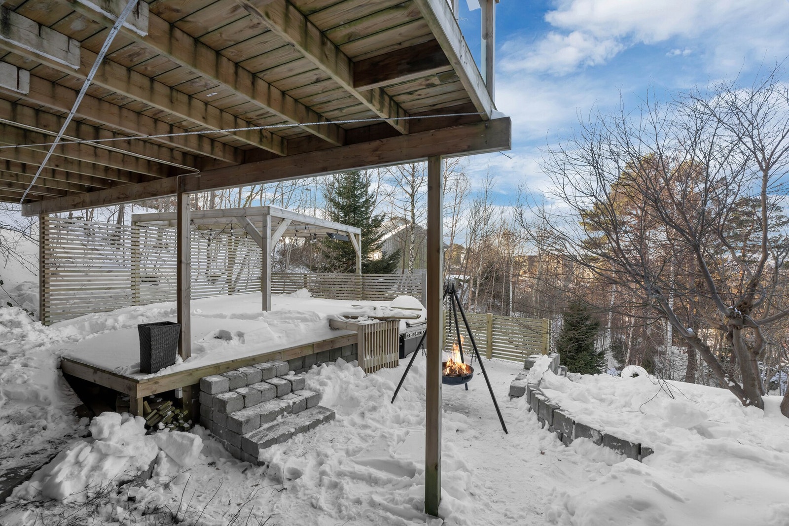 Familievennlig hage med flere oppholdssoner Galleribilde